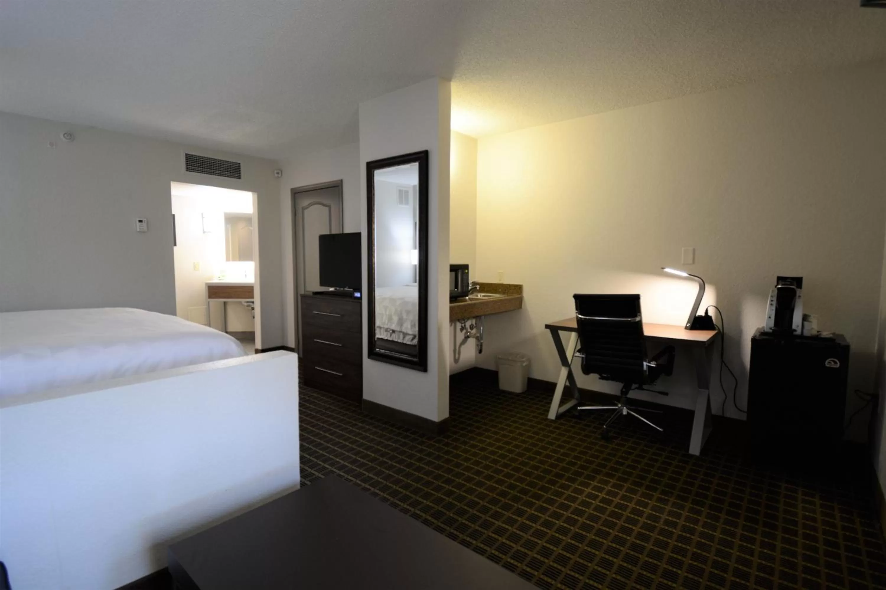 Photo of the whole room, Bed in Holiday Inn Hazlet by IHG