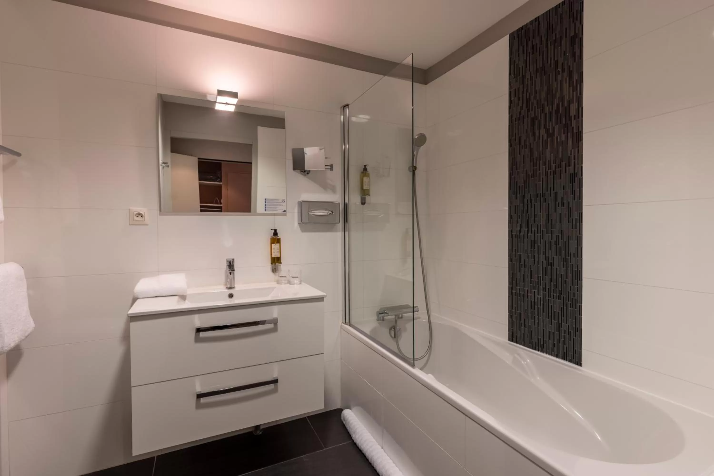 Bath in PADJA Hôtel & Spa Vannes