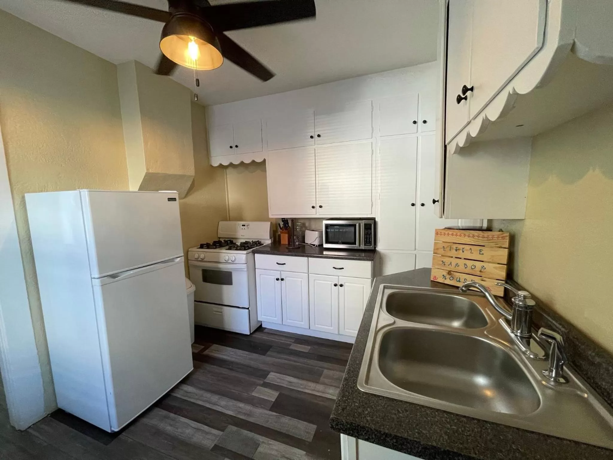 Kitchen/Kitchenette in Harbor House Inn