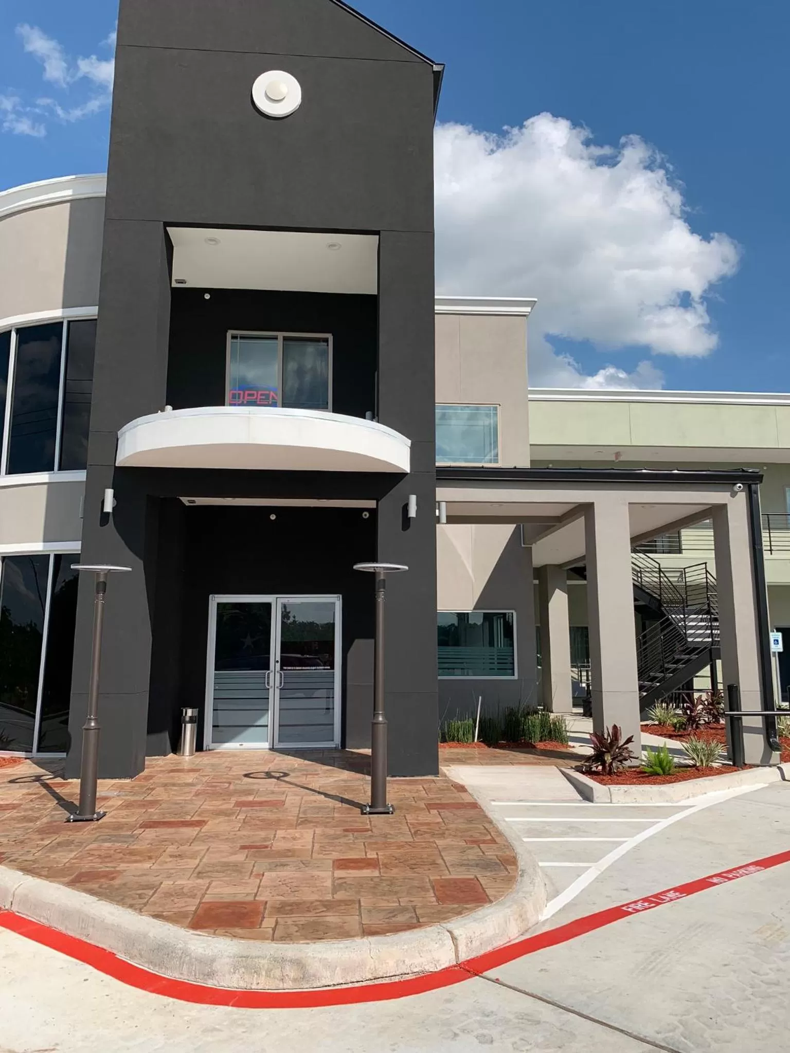 Property Building in Scottish Inns and Suites Scarsdale