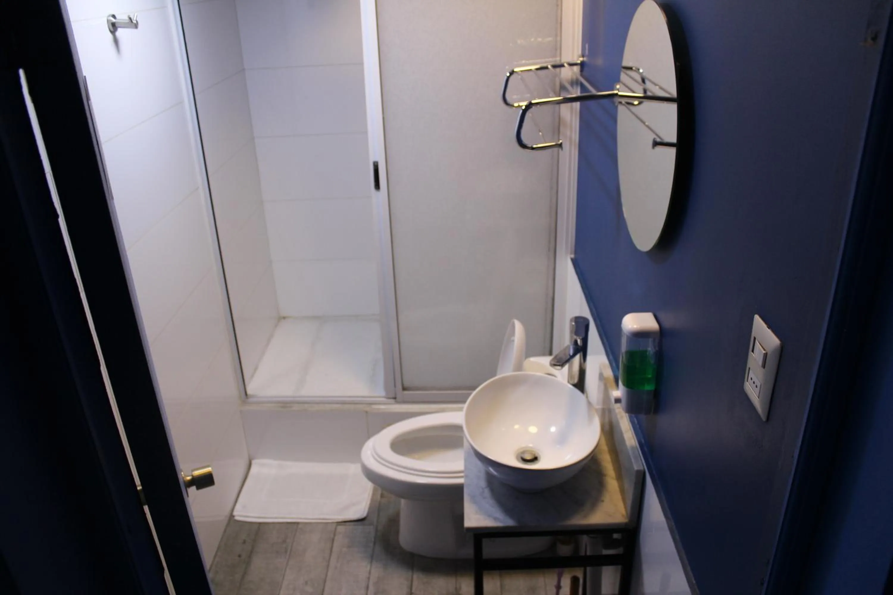 Shower in Hostel Boutique Merced 88