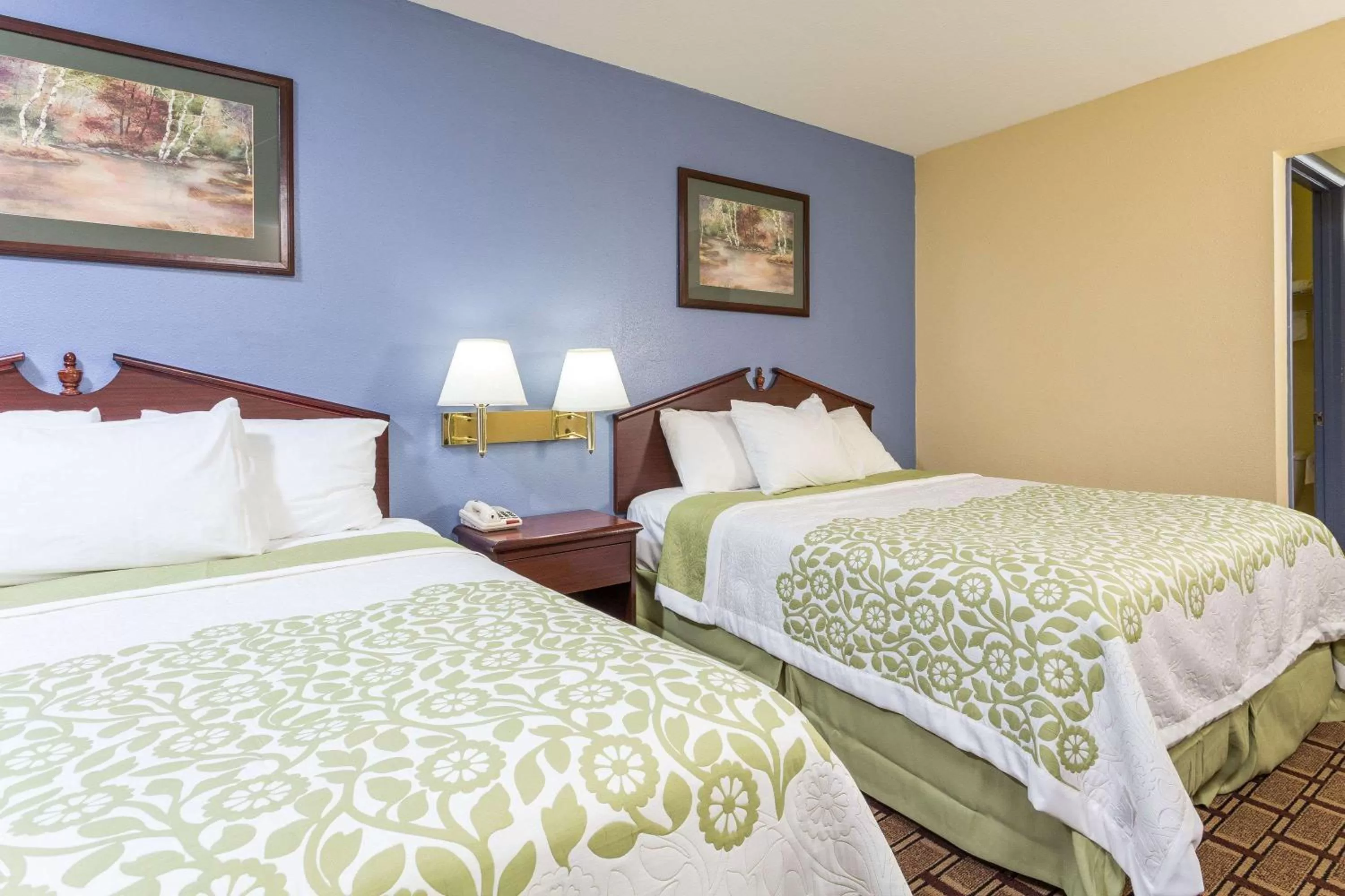 Photo of the whole room, Bed in Days Inn by Wyndham Dickson