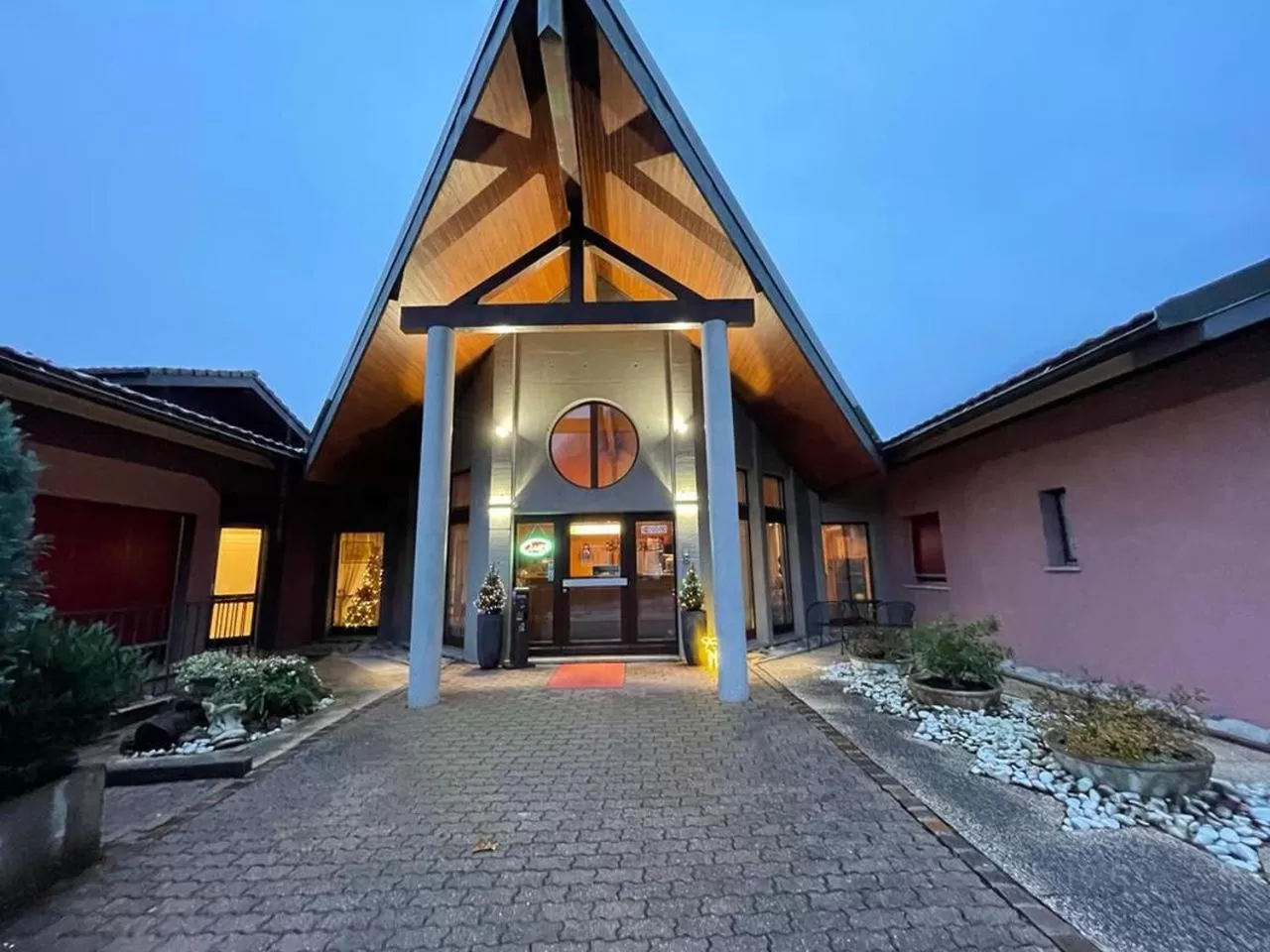 Facade/entrance, Property Building in Hôtel EDIROL
