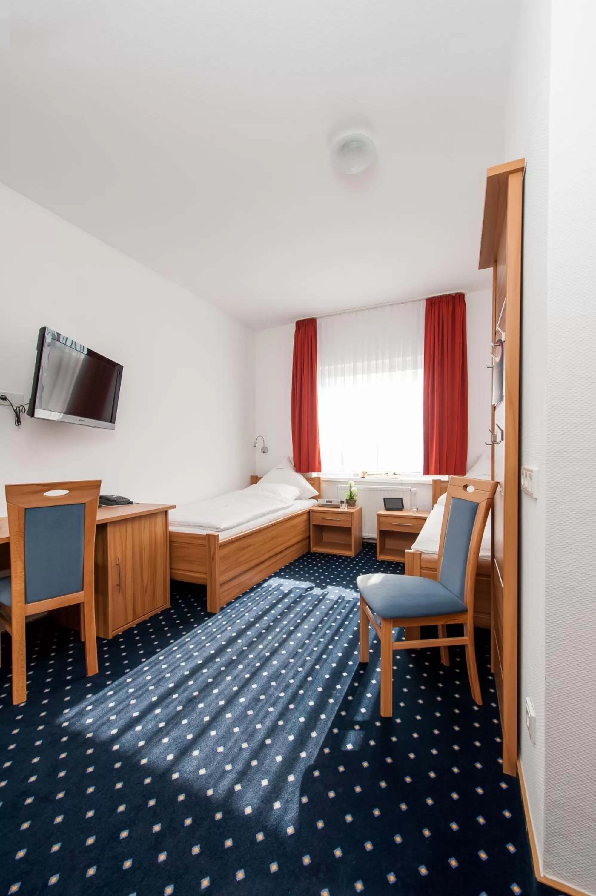 Photo of the whole room, Bed in Landhotel Butjadinger Tor