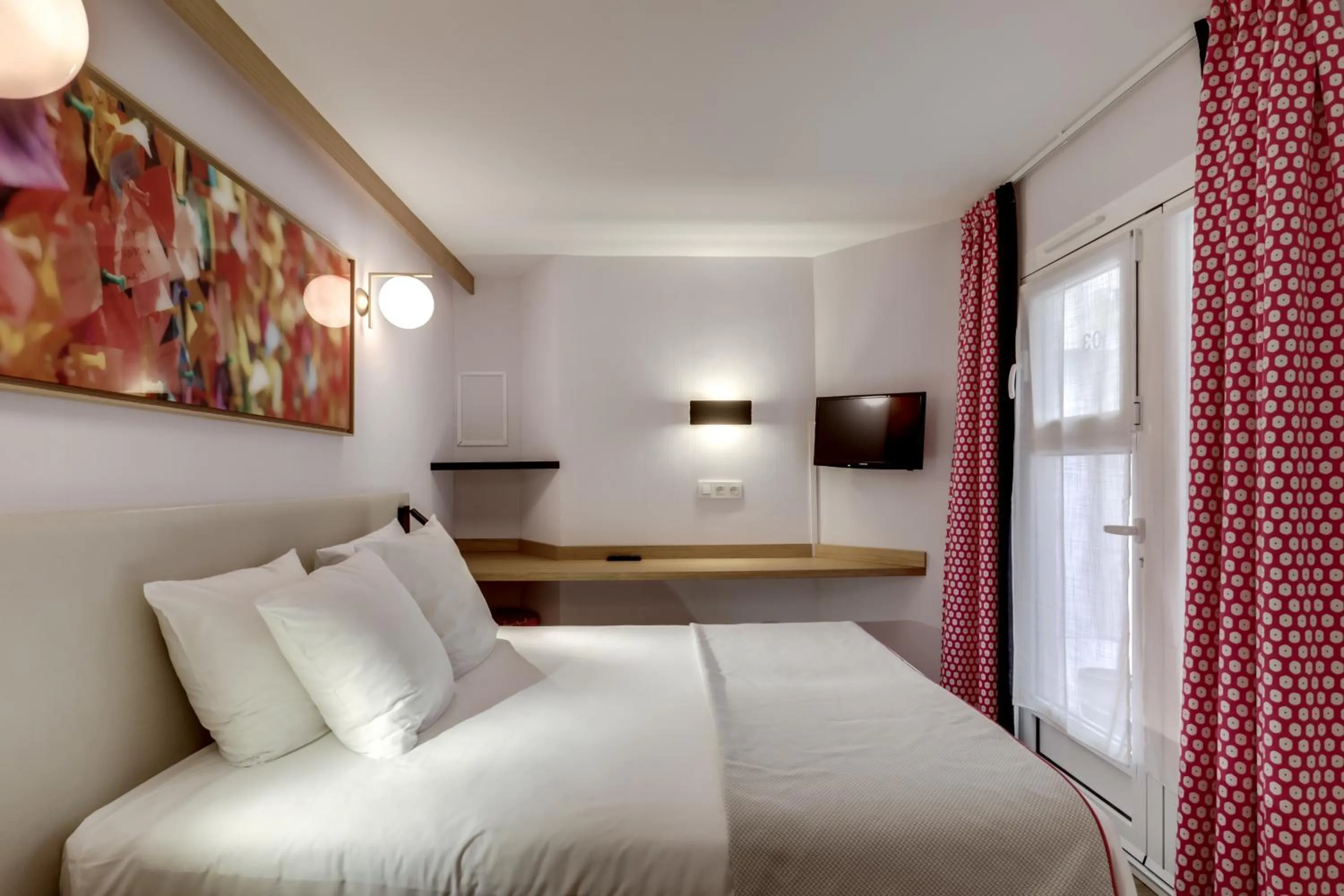 Photo of the whole room, Bed in Hôtel Alexandrine Opera