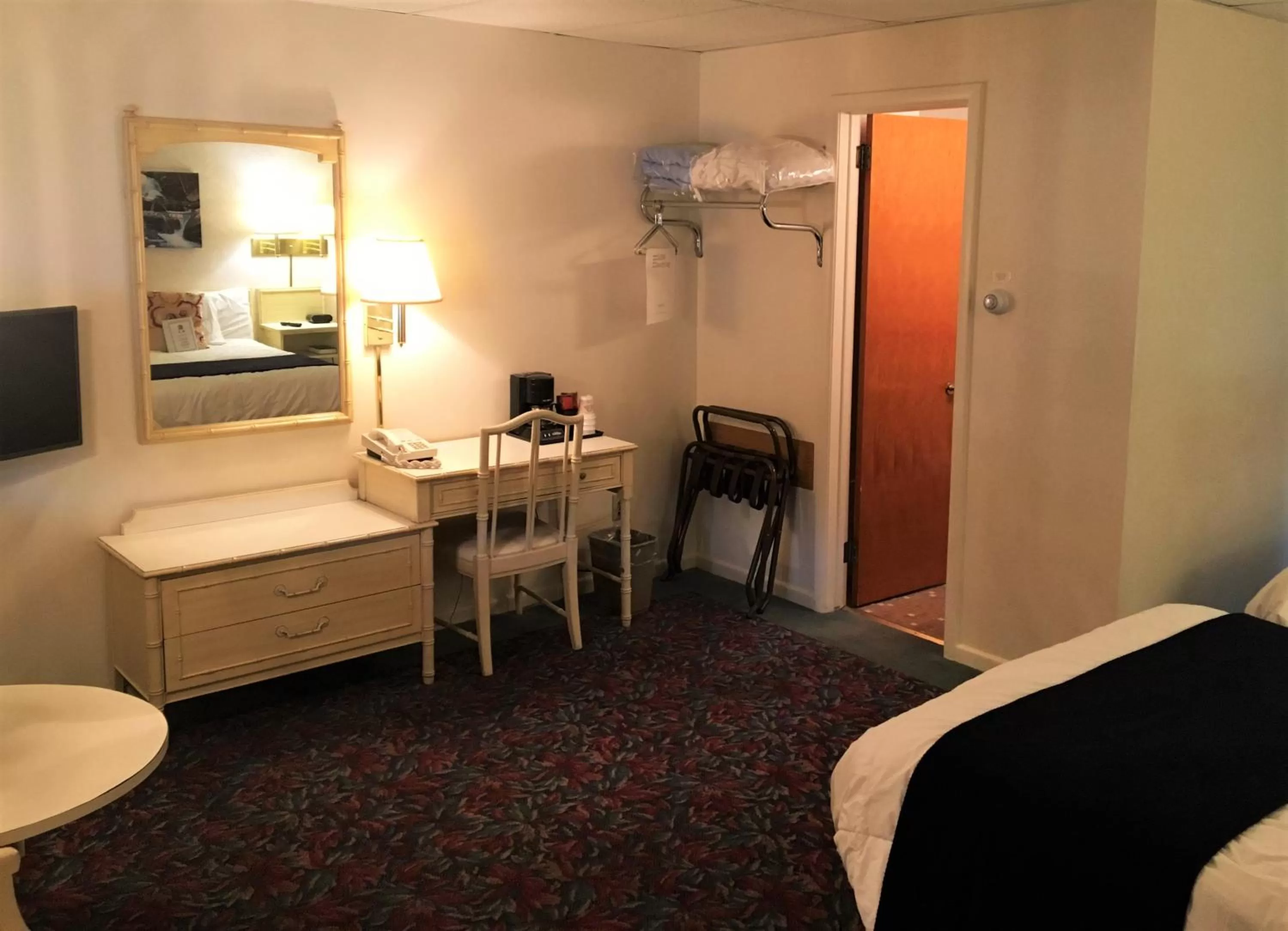 Bathroom, Bed in Cedar Motor Inn