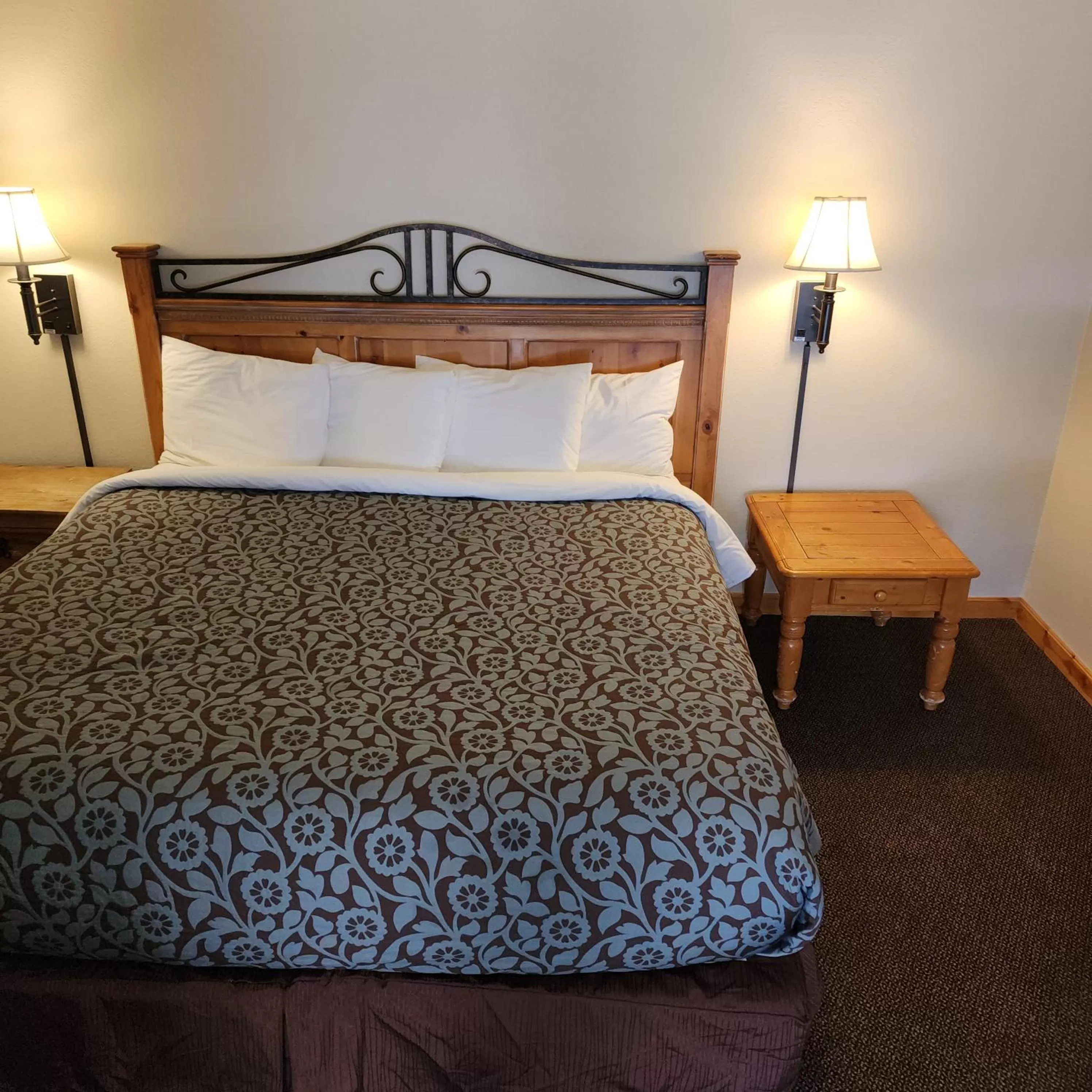 Bedroom, Bed in Canyon Motel near Rocky Mountain National Park