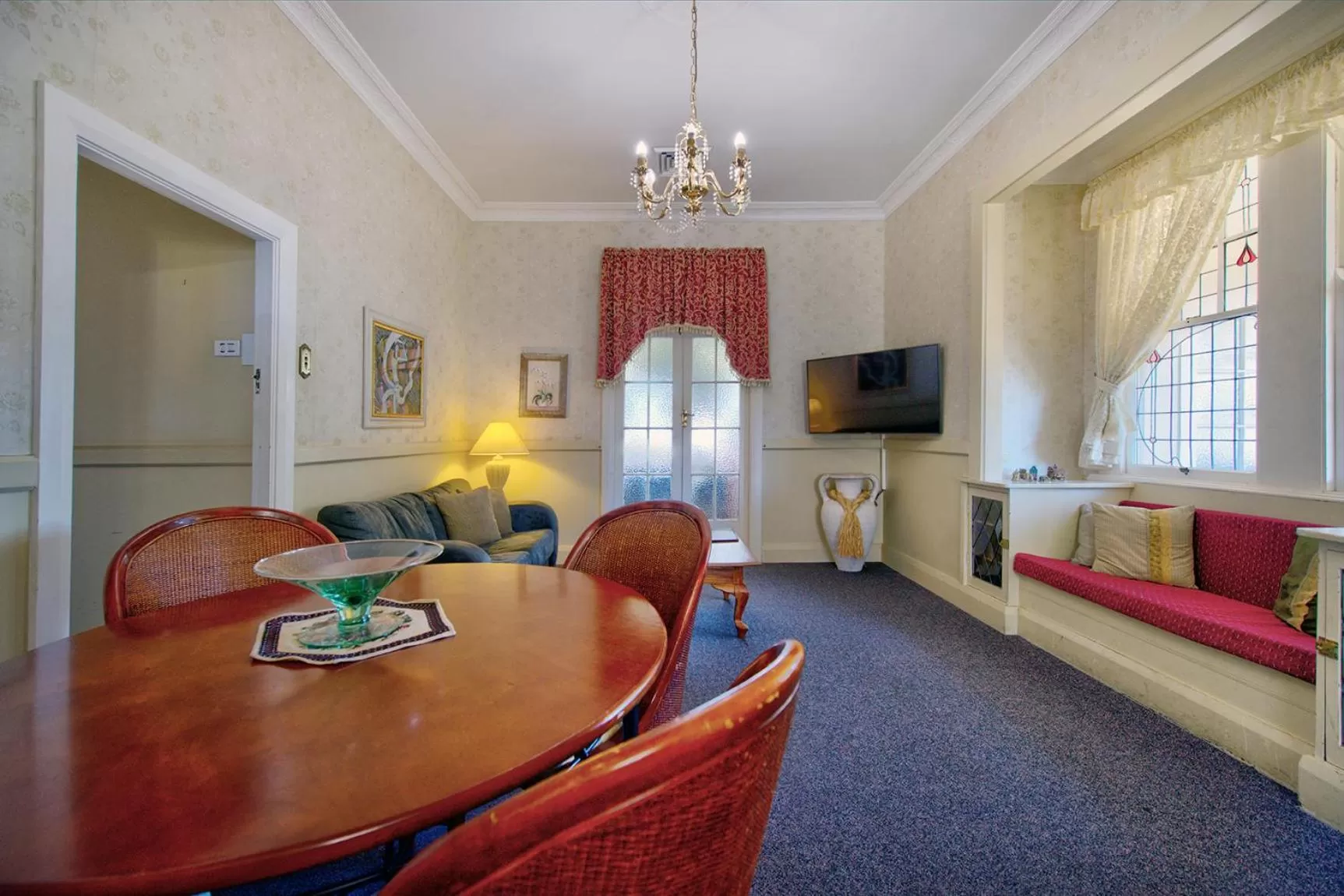 Living room in Fitzroy Motor Inn