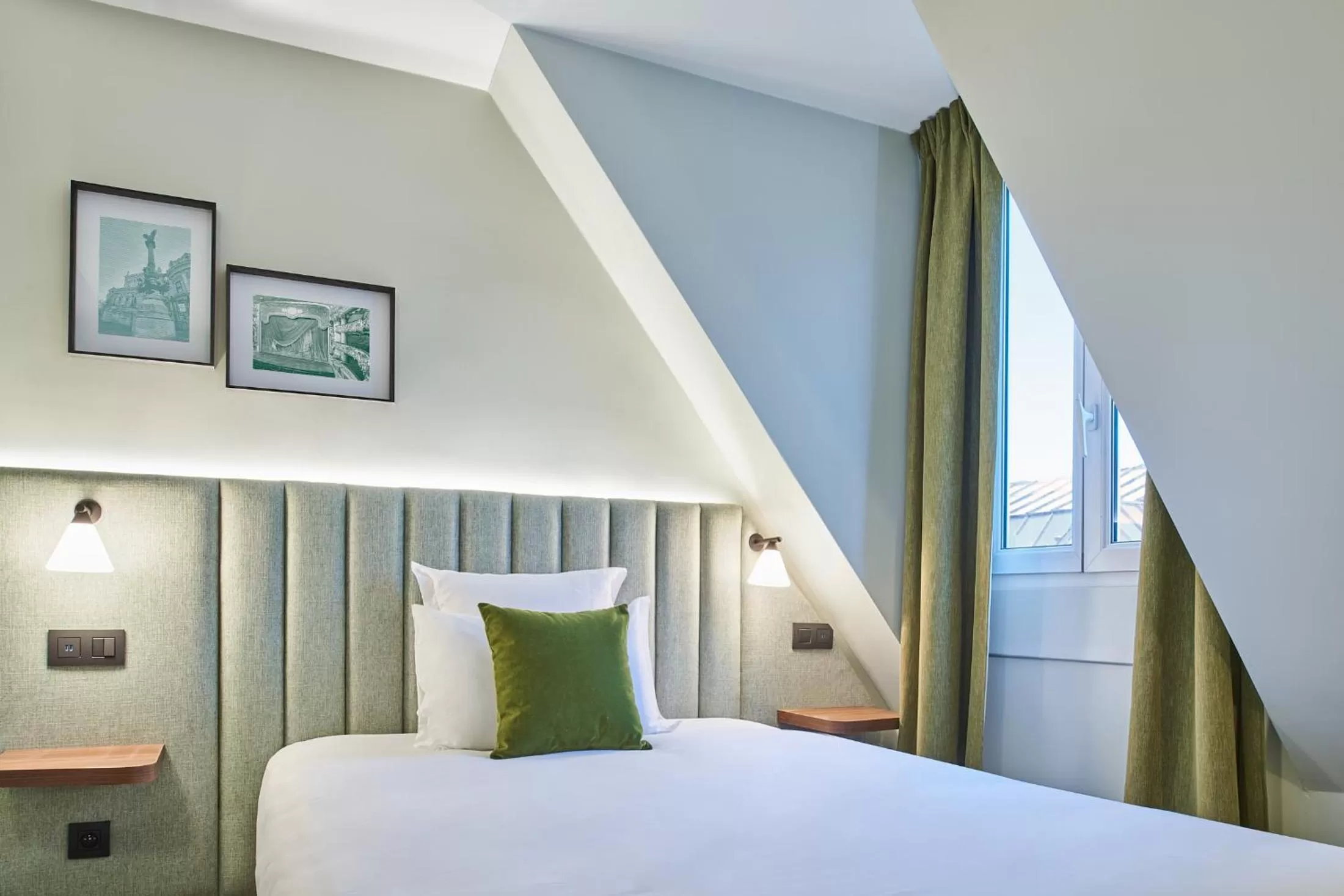 Bed in Hotel 10 Opéra by HappyCulture