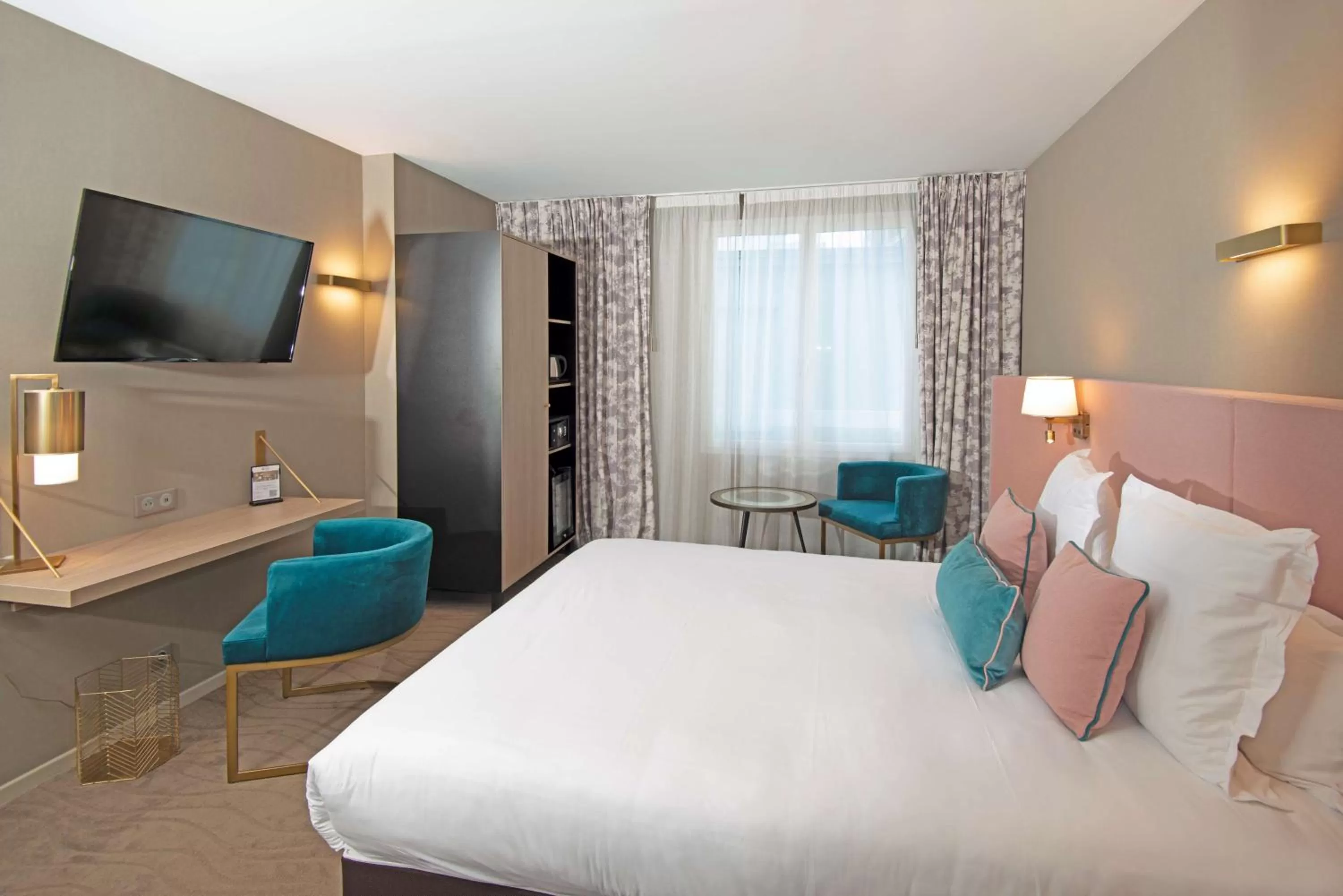 Photo of the whole room, Bed in Best Western Plus Hotel Kregenn