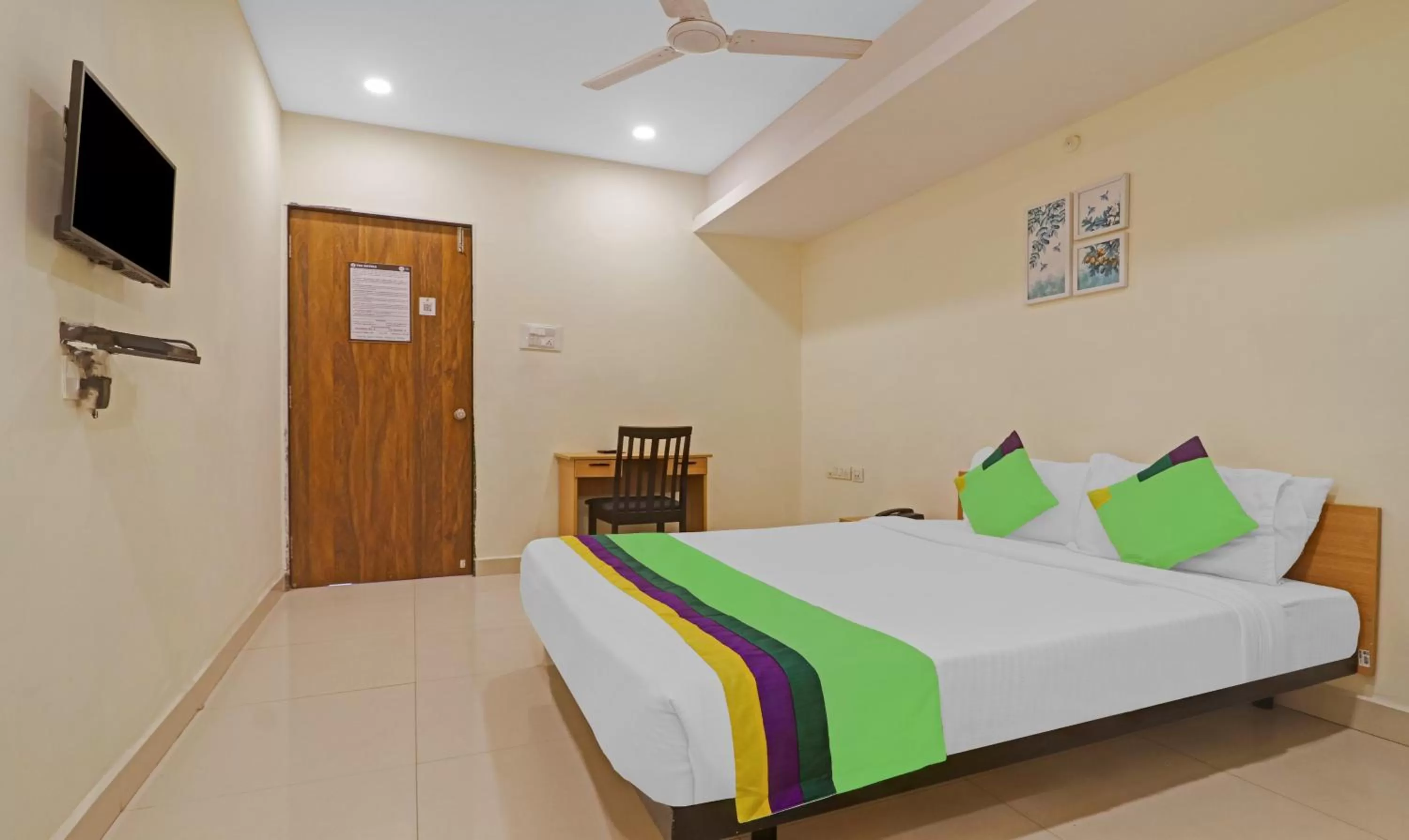 Bedroom, Bed in Treebo Tee