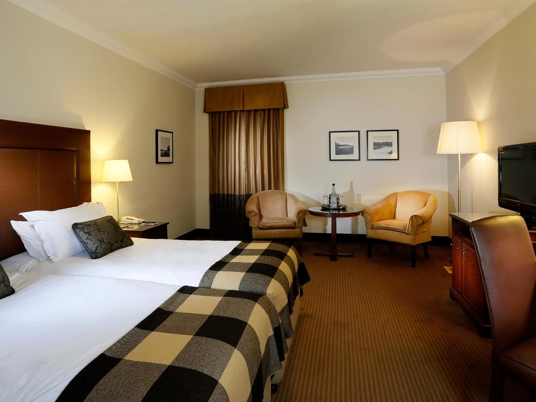 Bedroom, Bed in Macdonald Houstoun House