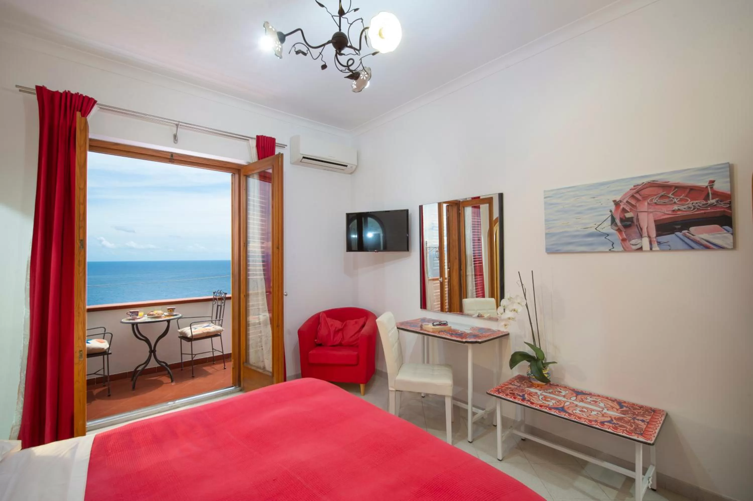 Photo of the whole room, Bed in Il Giardino Dei Limoni