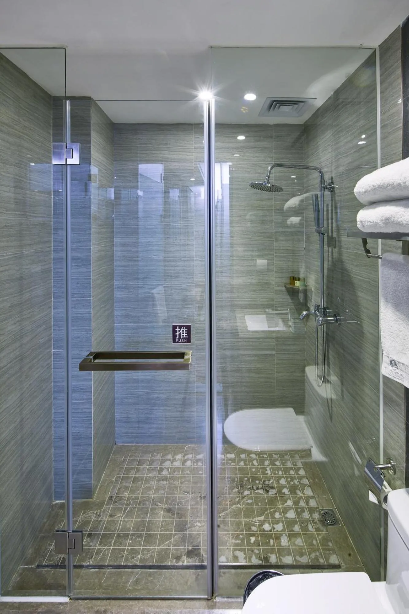 Shower in INSAIL Hotel (Shenzhen Dongmen Branch)