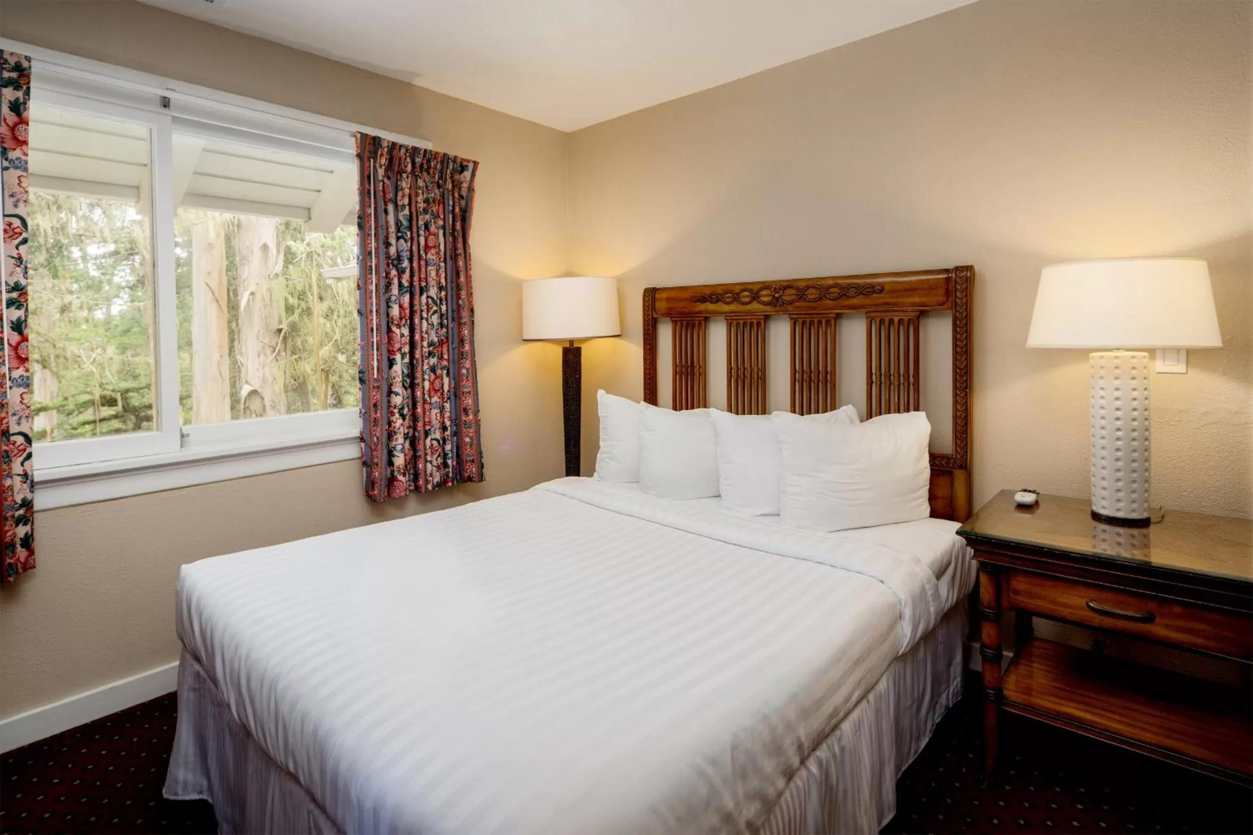 Photo of the whole room, Bed in Butterfly Grove Inn