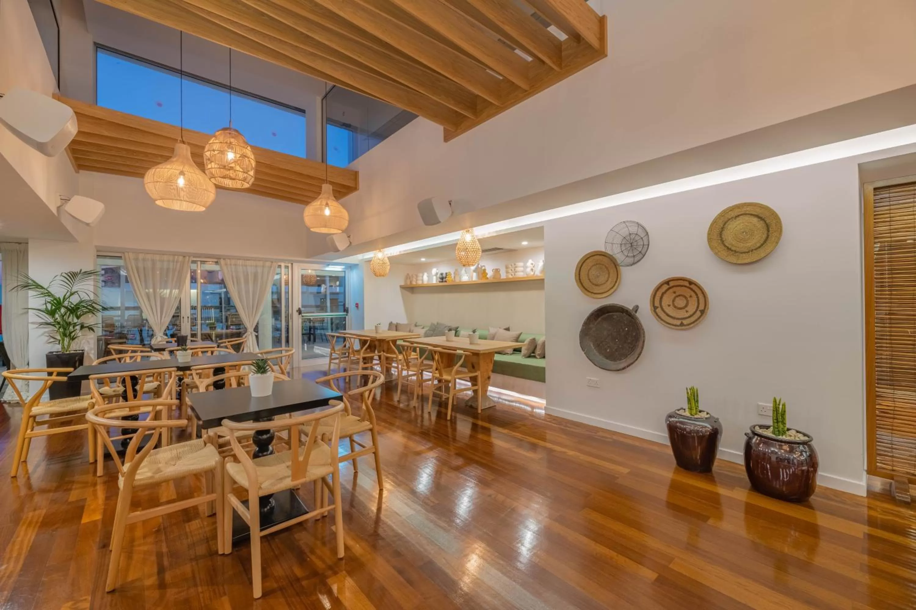 Restaurant/places to eat in Napa Mermaid Hotel & Suites