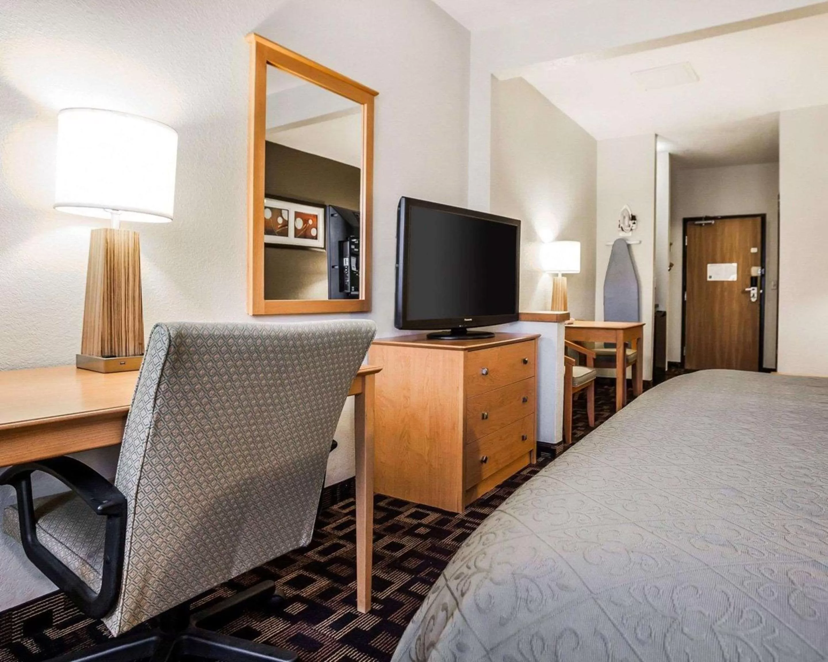 King Suite - Non-Smoking in Quality Inn & Suites Des Moines Airport