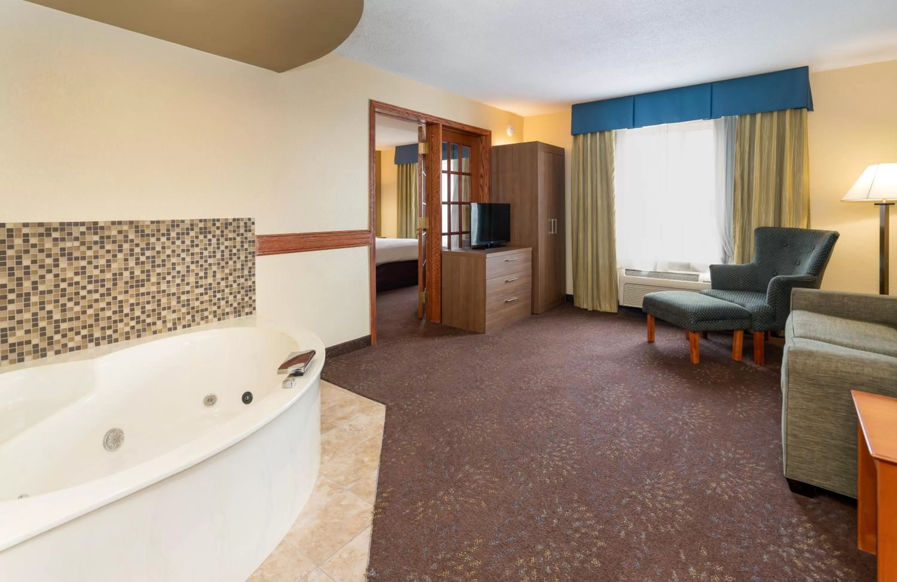 Photo of the whole room, Bed in Holiday Inn Express St. Paul South - Inver Grove Heights by IHG