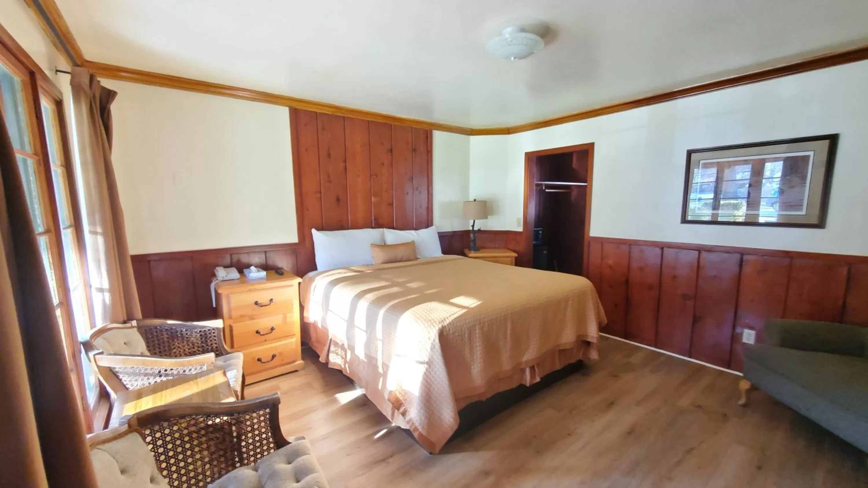 Bed in Kernville Inn