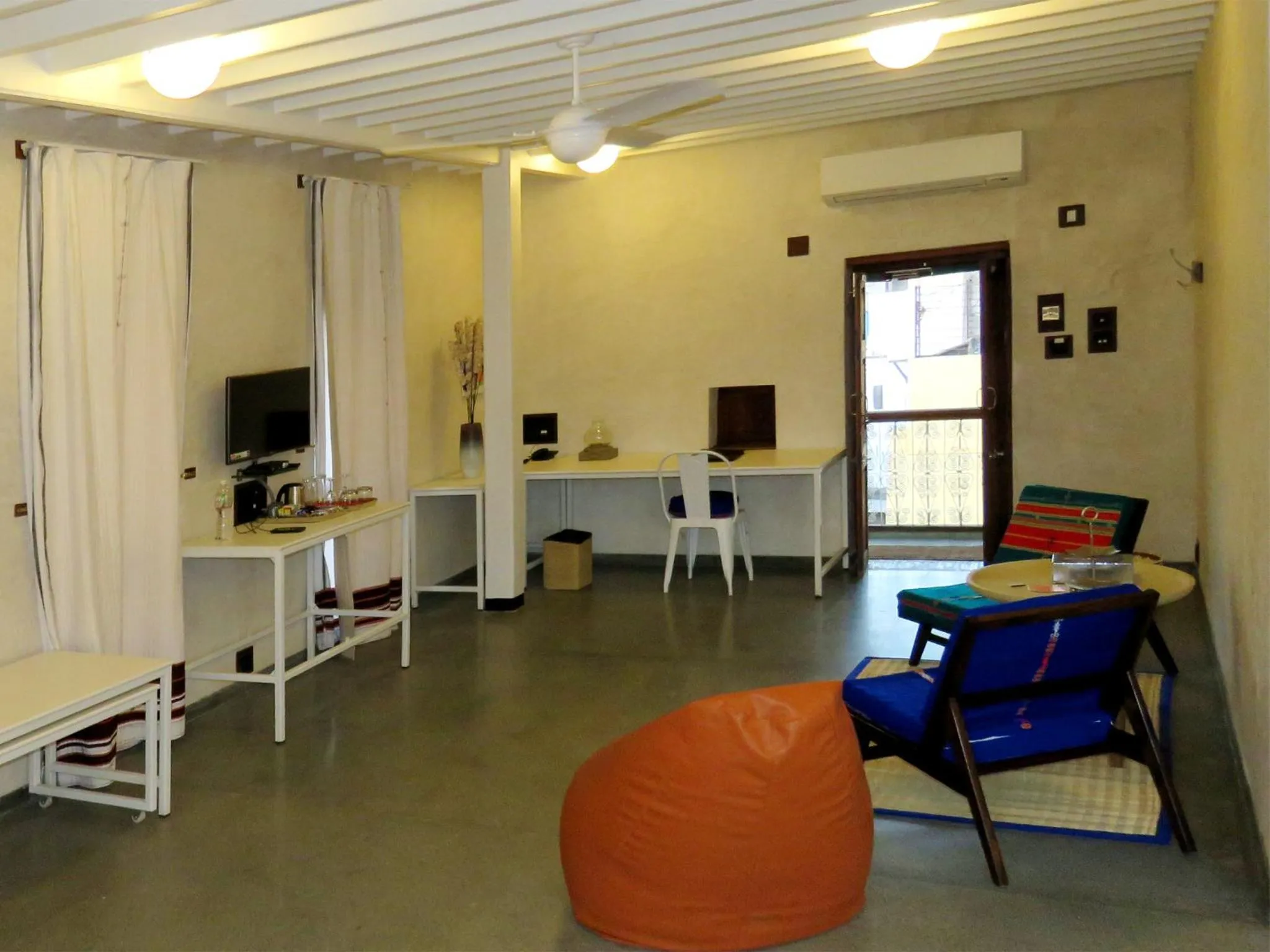 Living room in Mangaldas Ni Haveli II by The House of MG