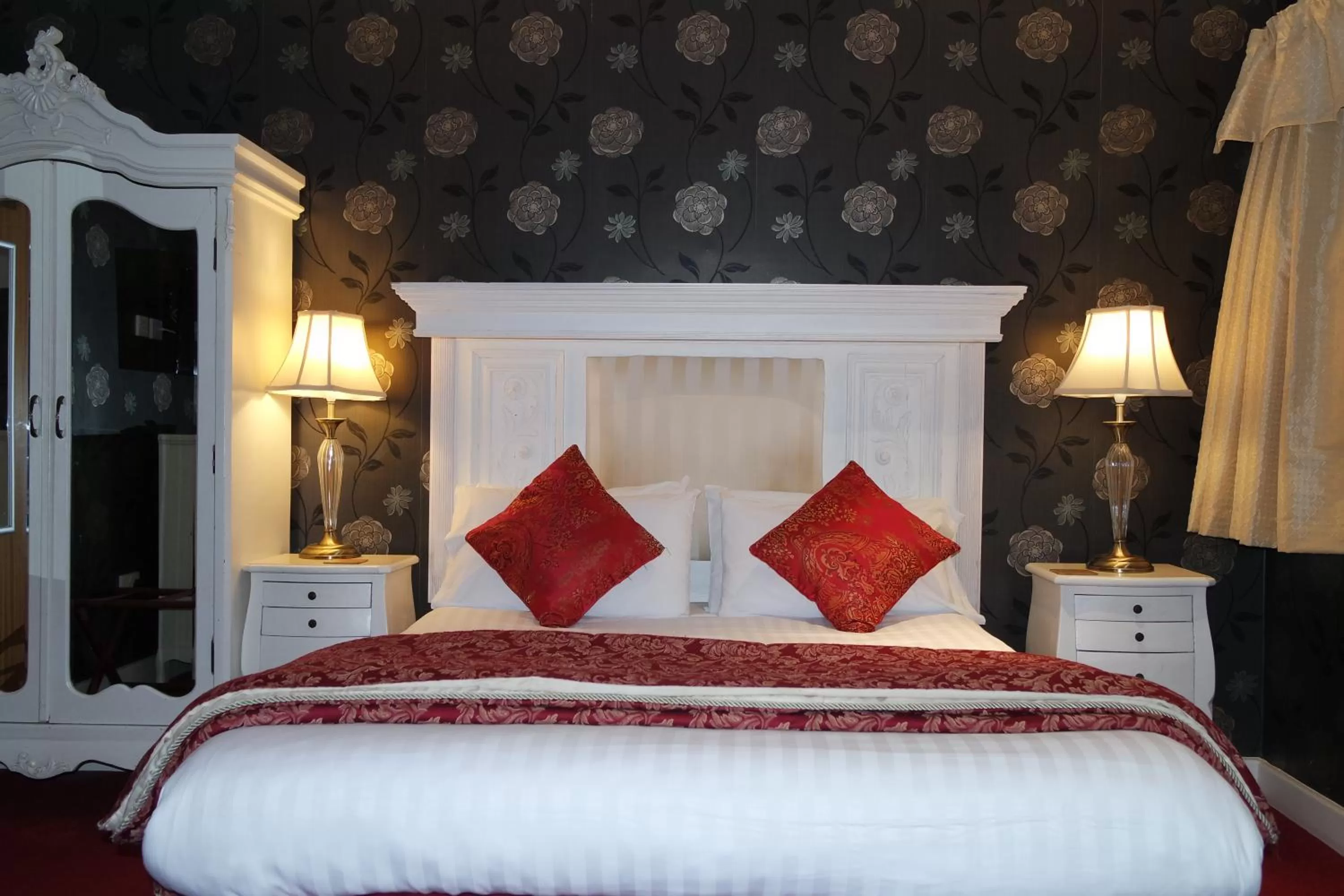 Bedroom, Bed in Gable End Hotel