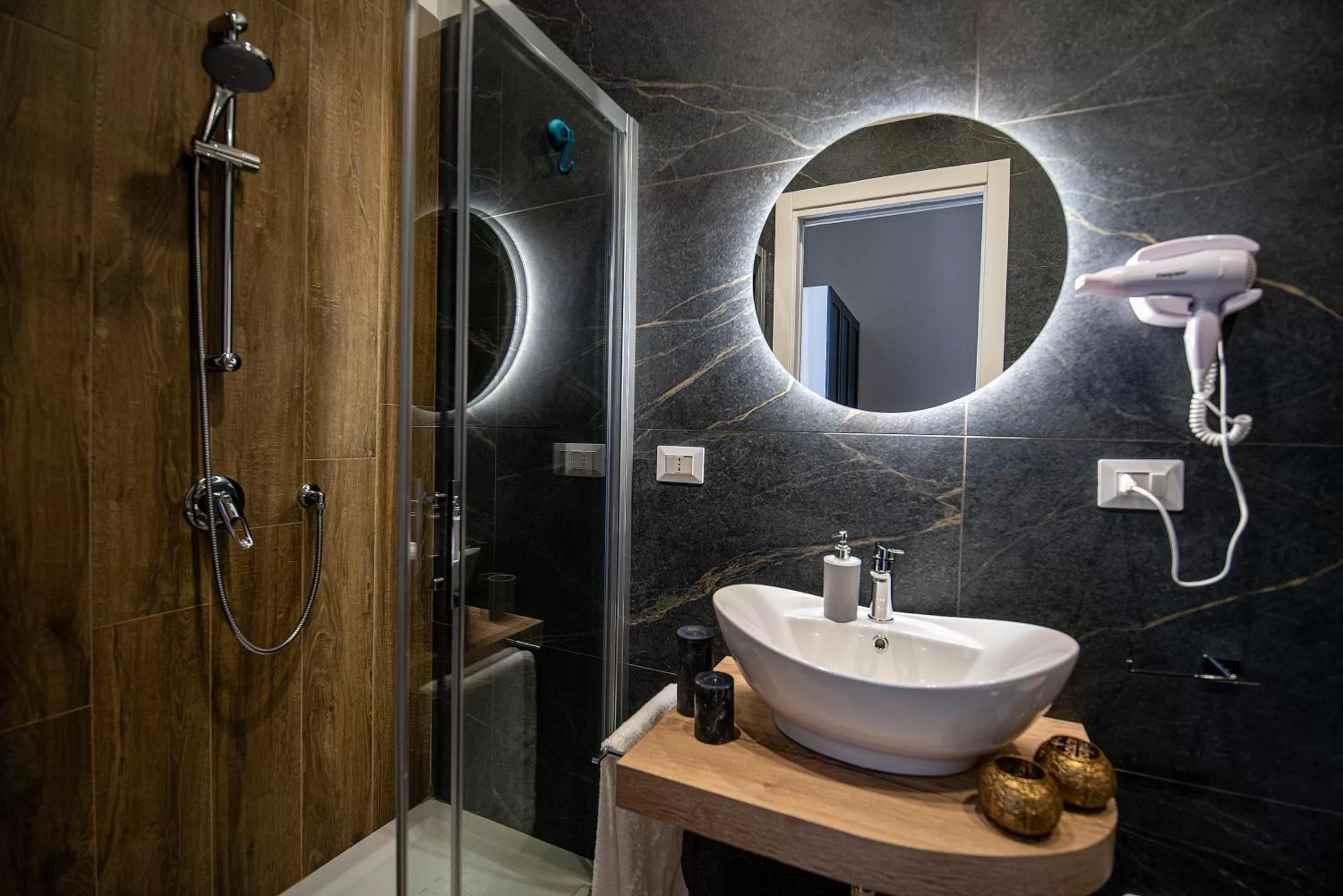 Shower, Bathroom in VIVI A NAPOLI