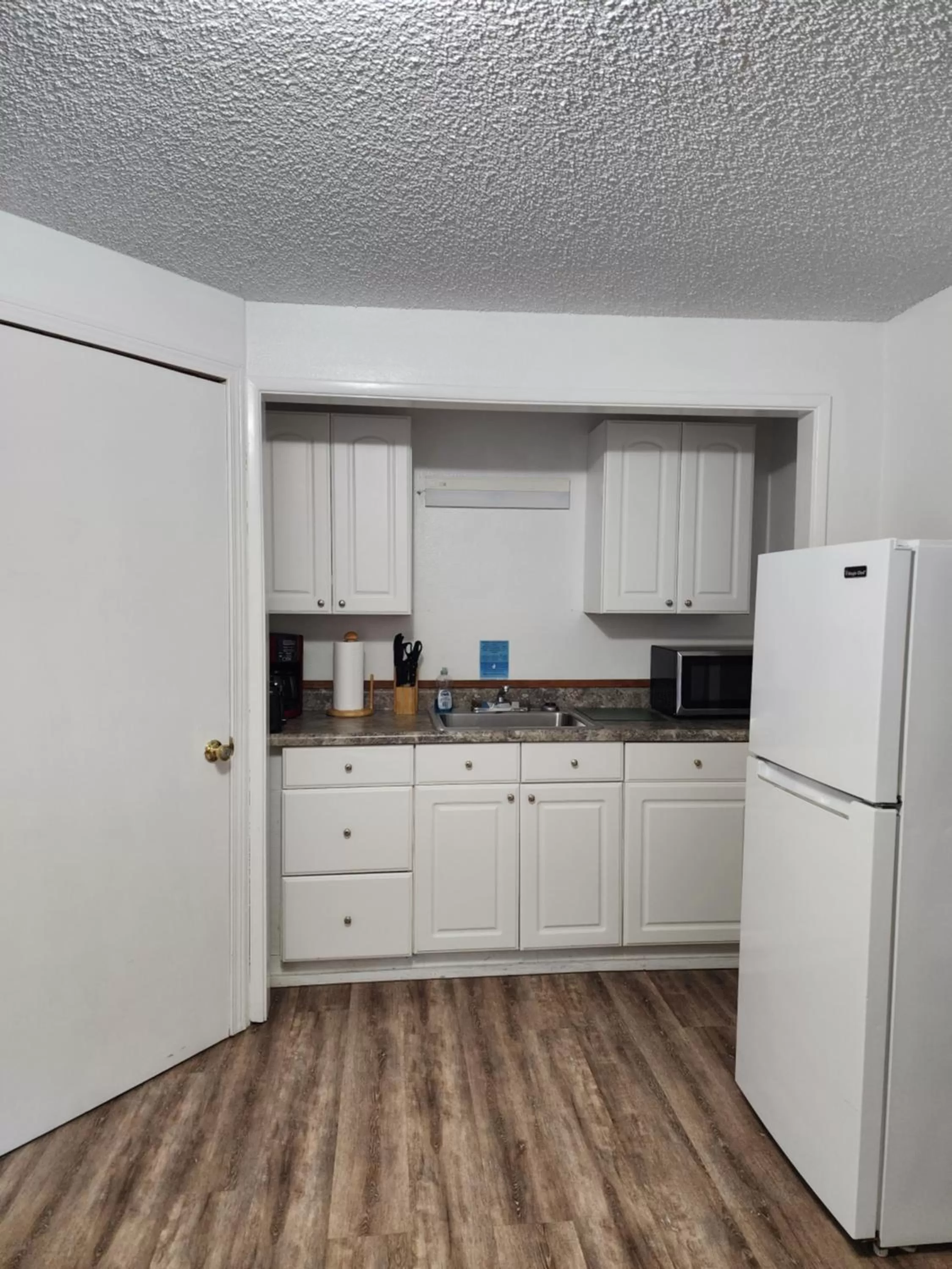 Kitchen or kitchenette in Plainview Motel