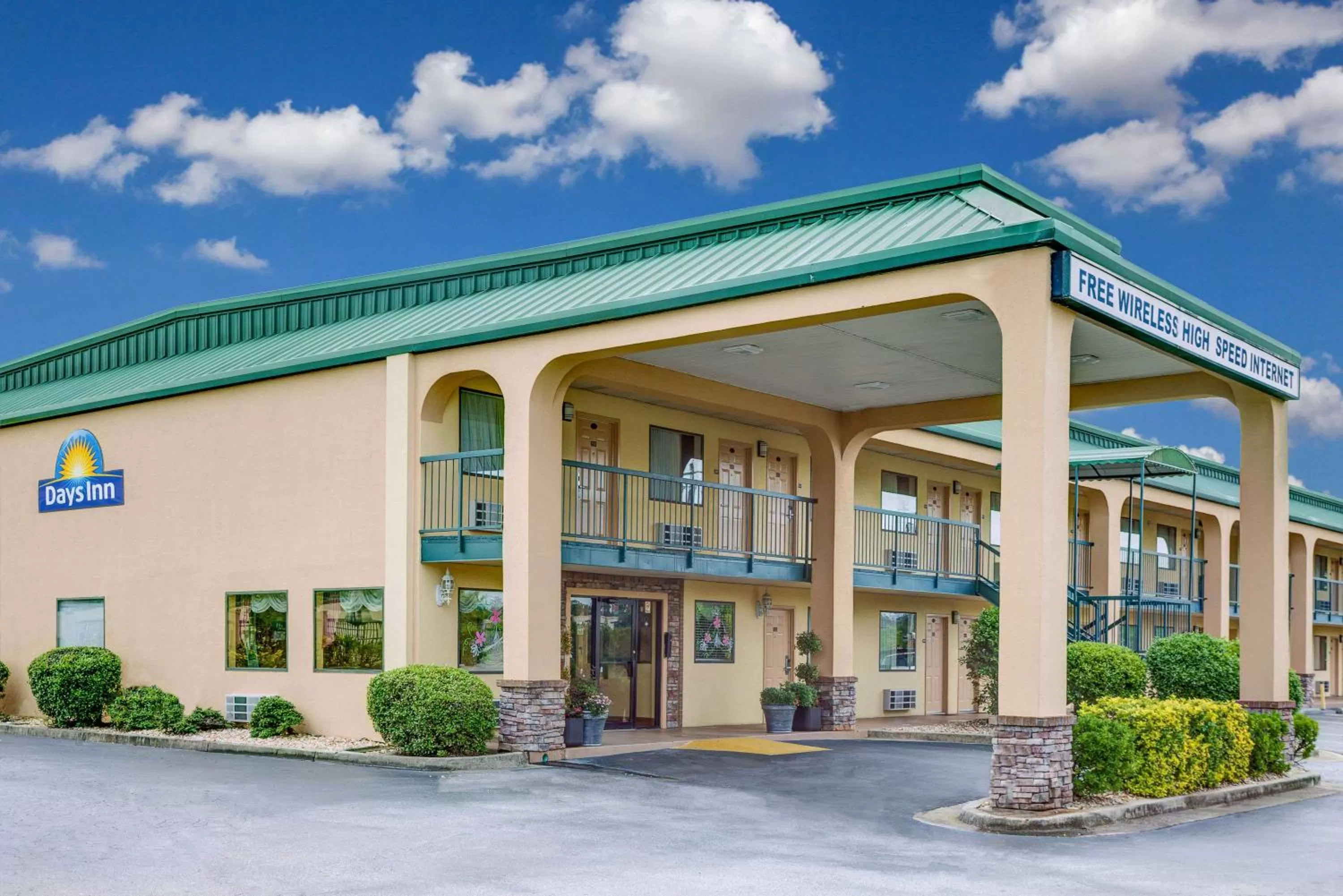 Property building in Days Inn by Wyndham Macon I-475