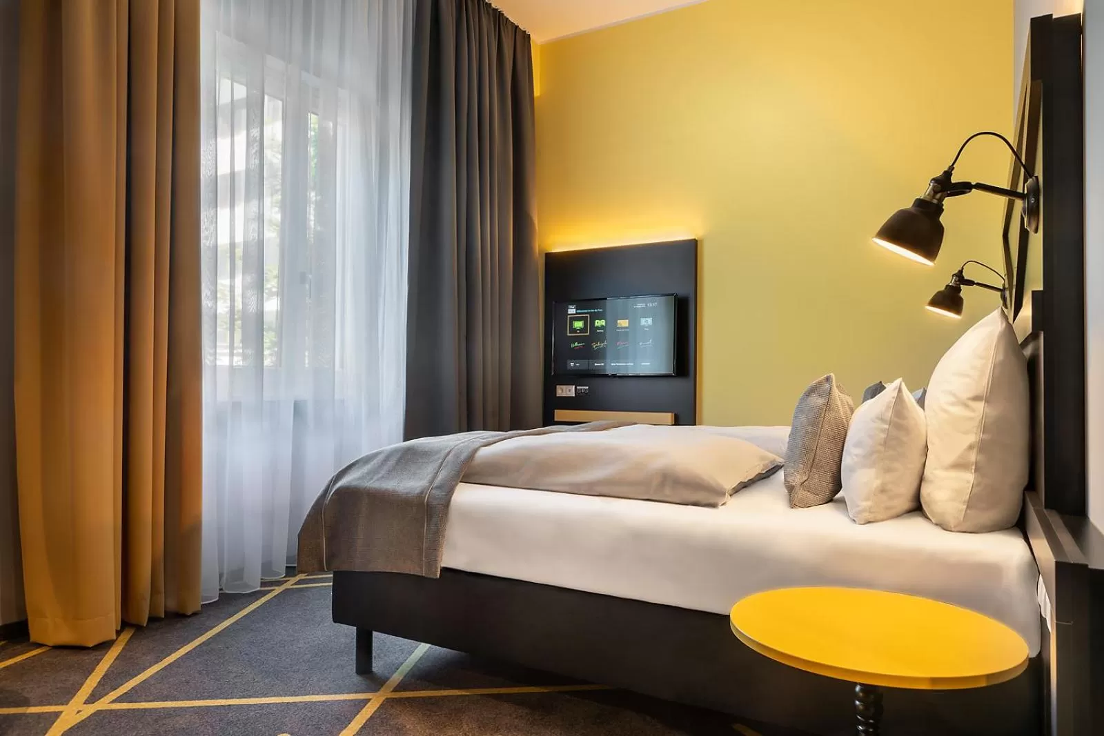Bedroom, Bed in Holiday Inn - the niu, Fury Aschheim Messe by IHG