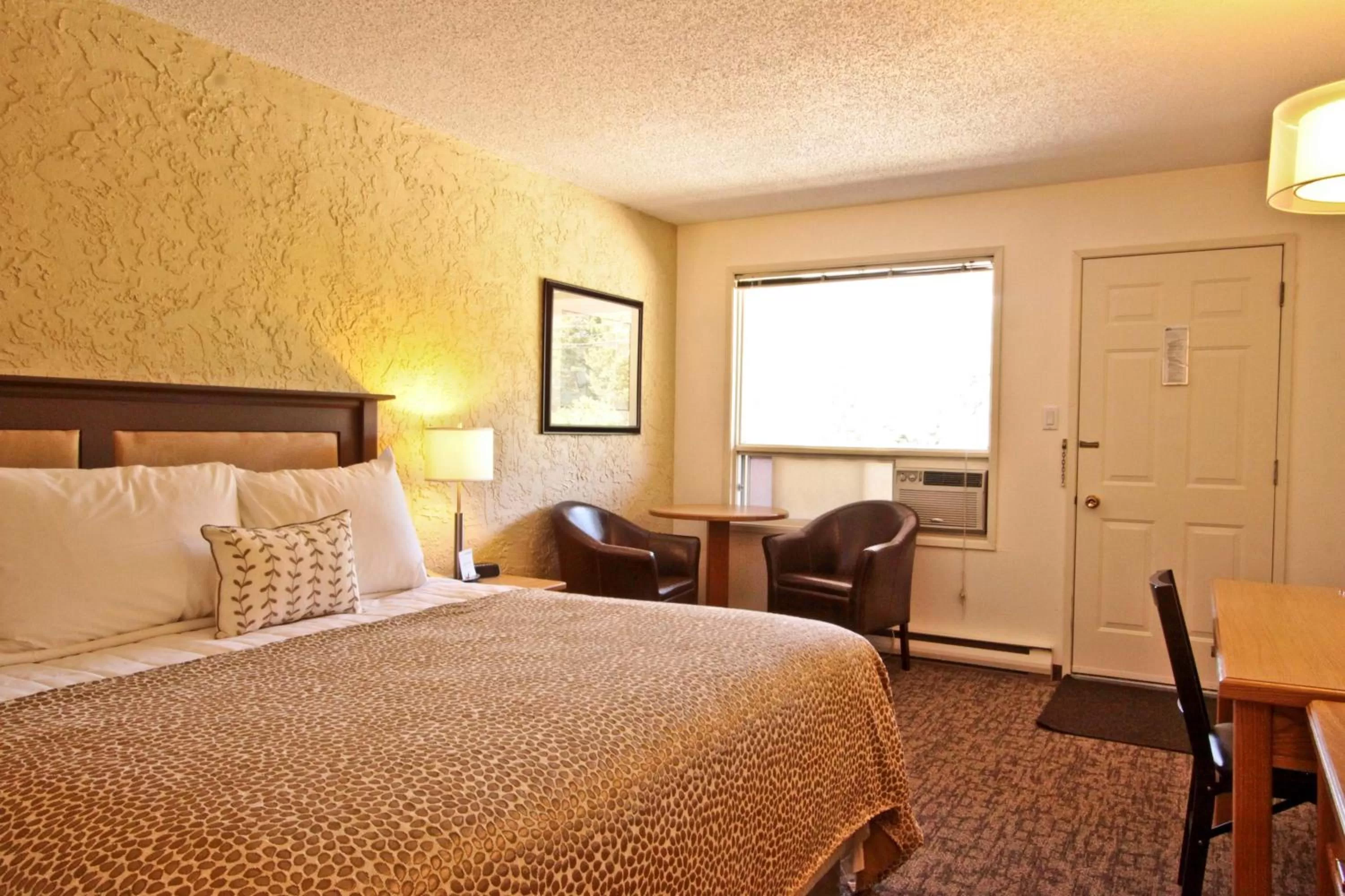 Photo of the whole room, Bed in Crystal Springs Lodge