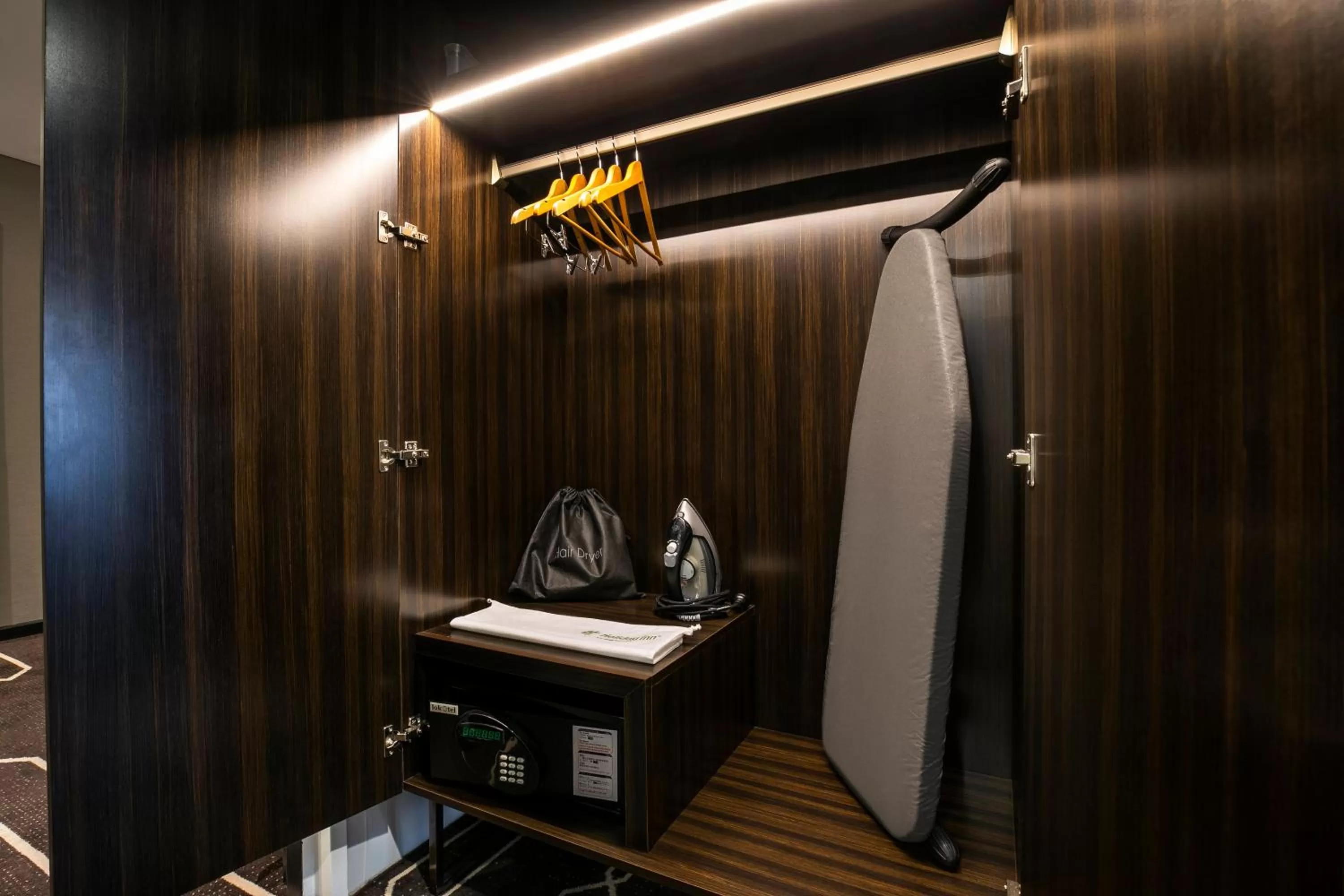 Bedroom, TV/Entertainment Center in Holiday Inn Sydney Airport, an IHG Hotel