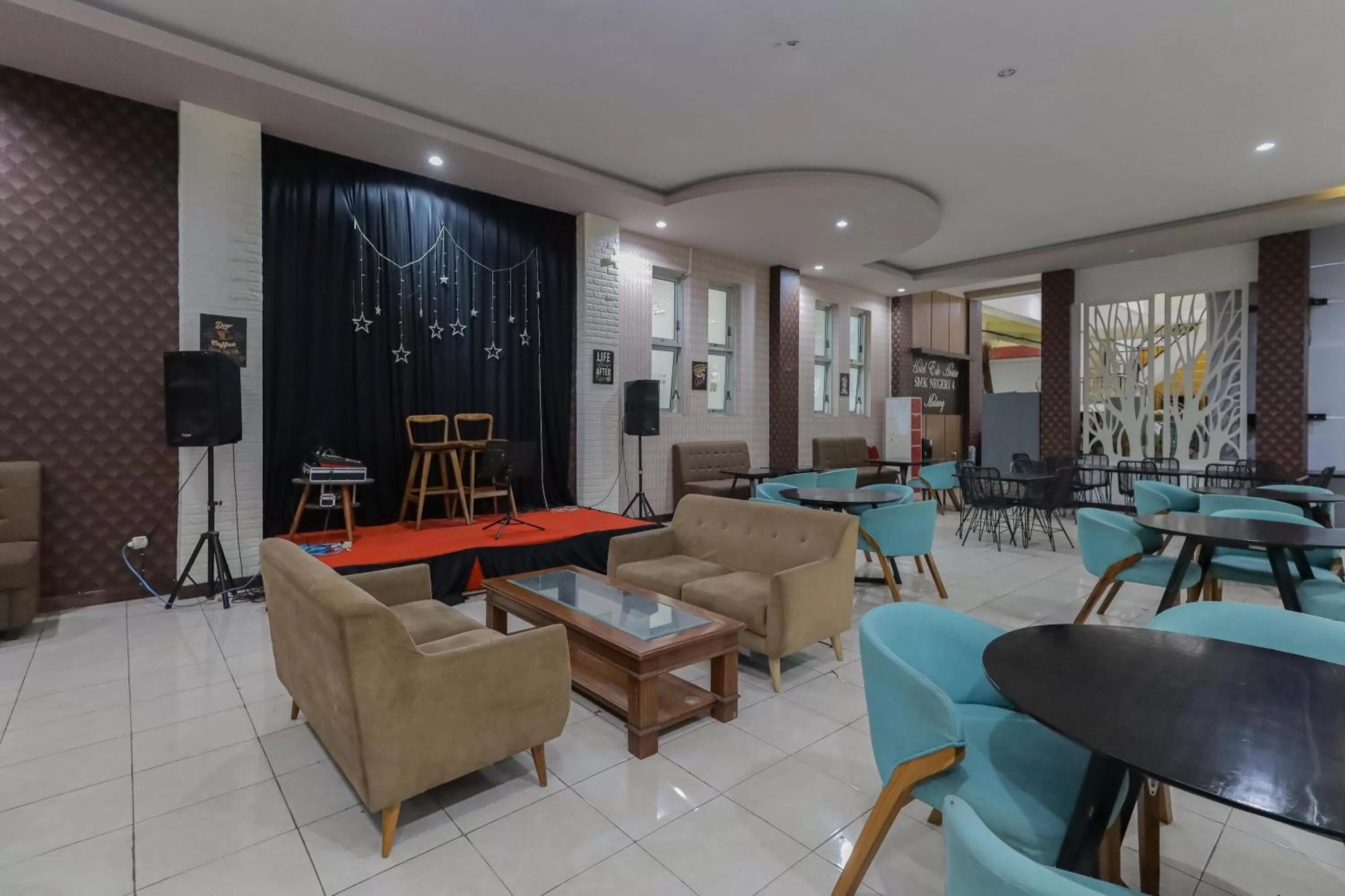 Seating area in RedDoorz Syariah @ Klojen Malang