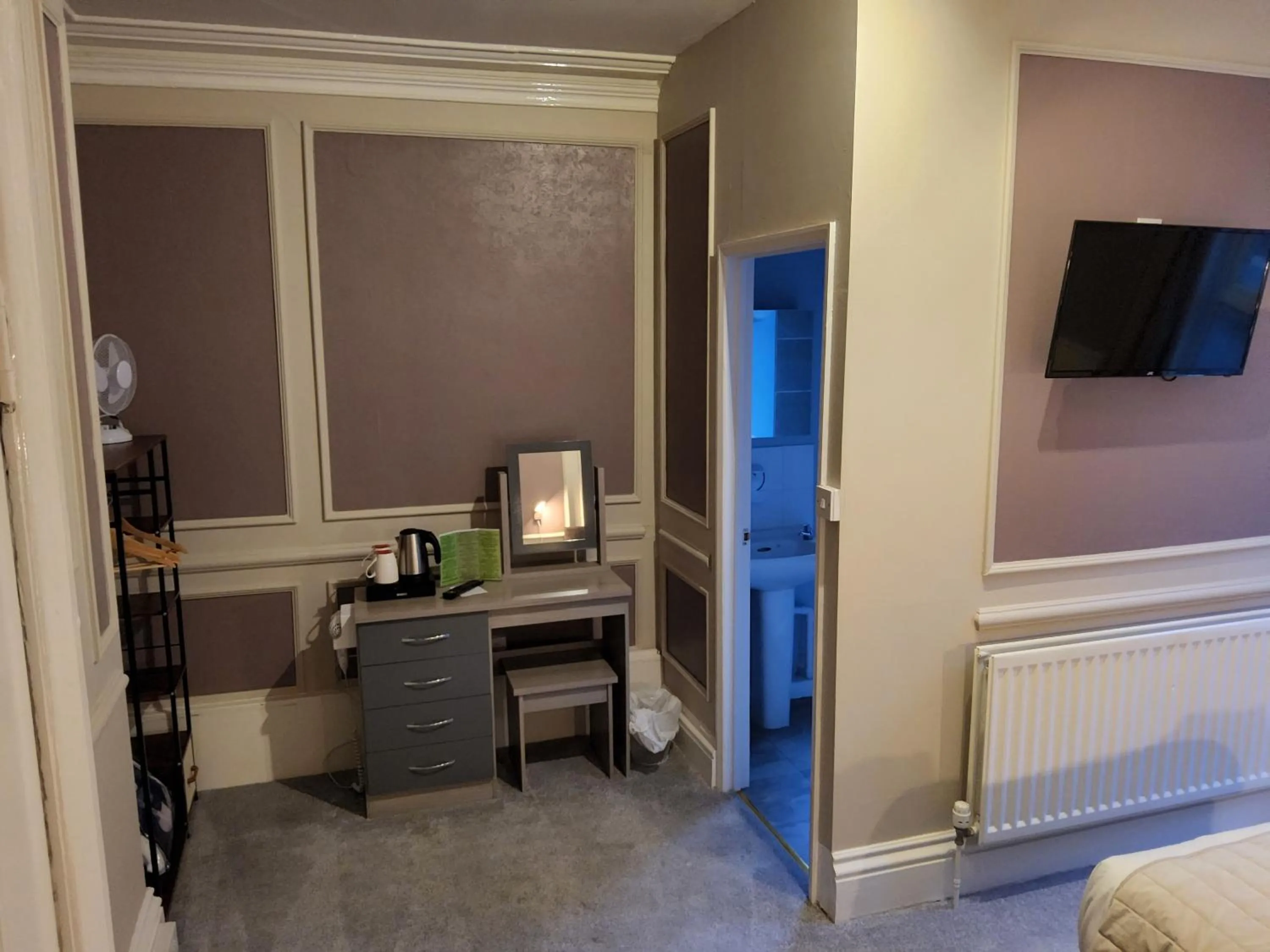 Bedroom in The Avenue Hotel