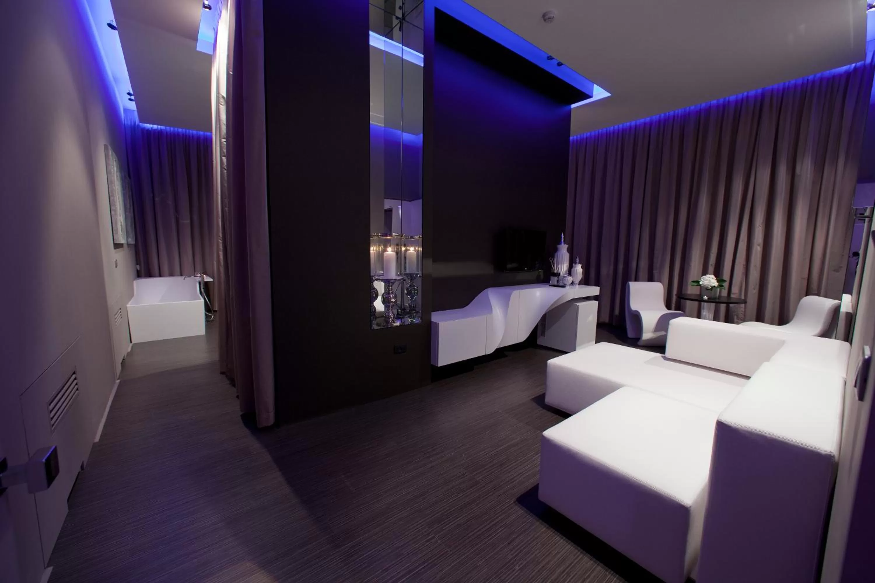 Photo of the whole room, Bed in Le Camp Suite & Spa