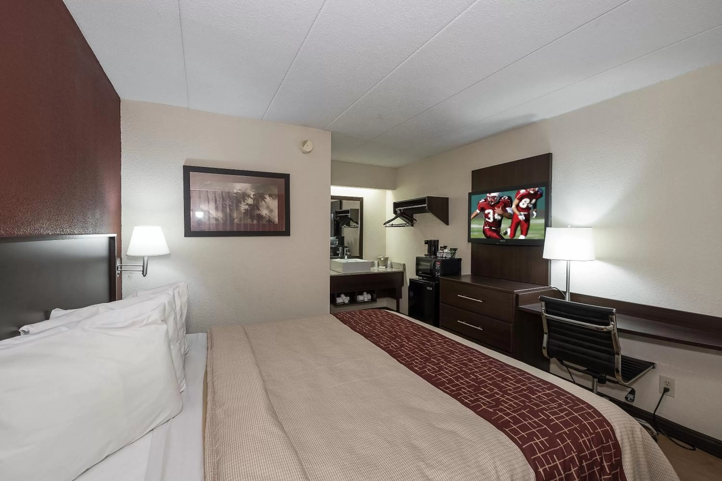 Photo of the whole room, Bed in Red Roof Inn Toledo - Maumee