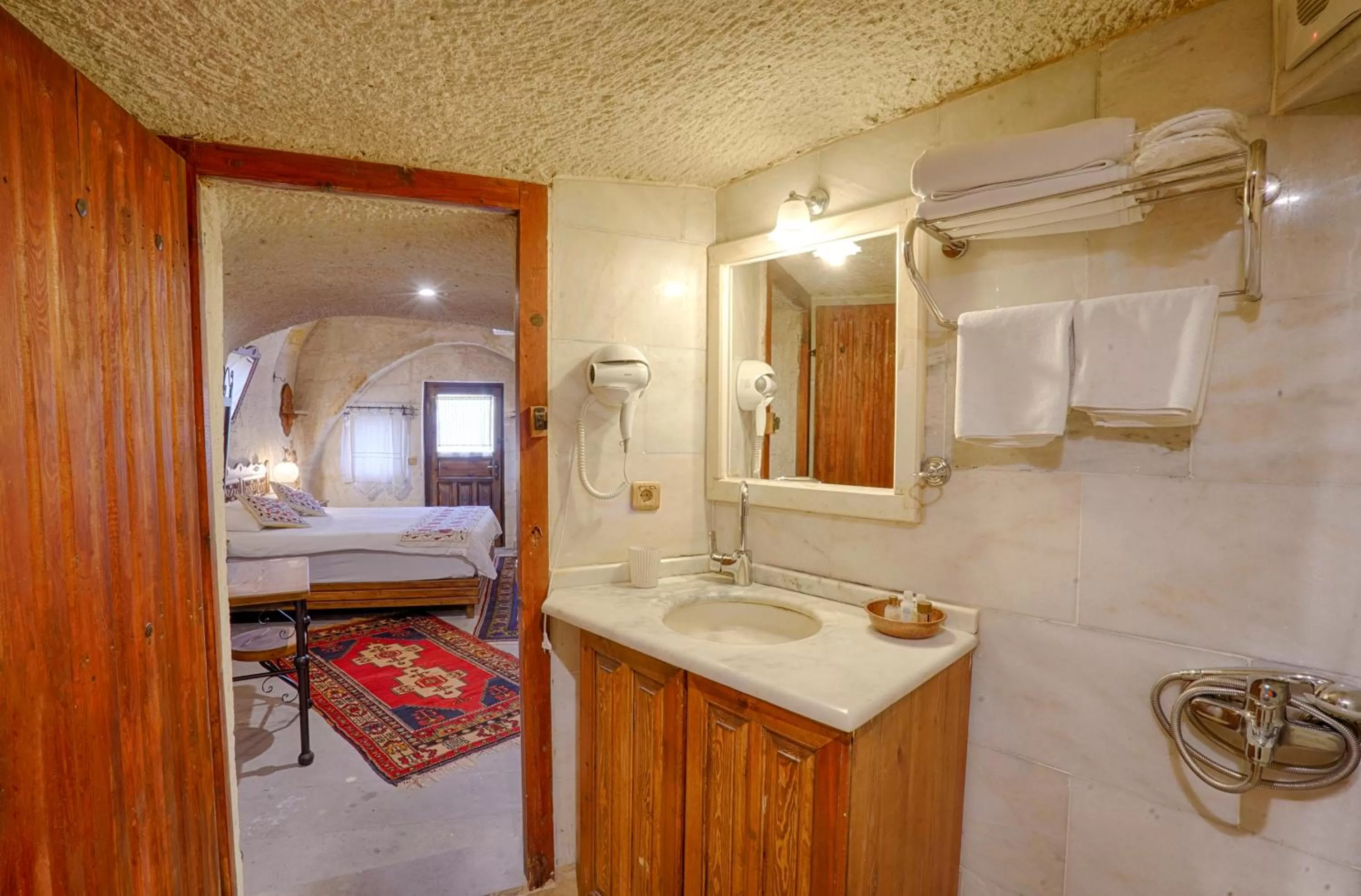 Bathroom in Tulip Cave Suites