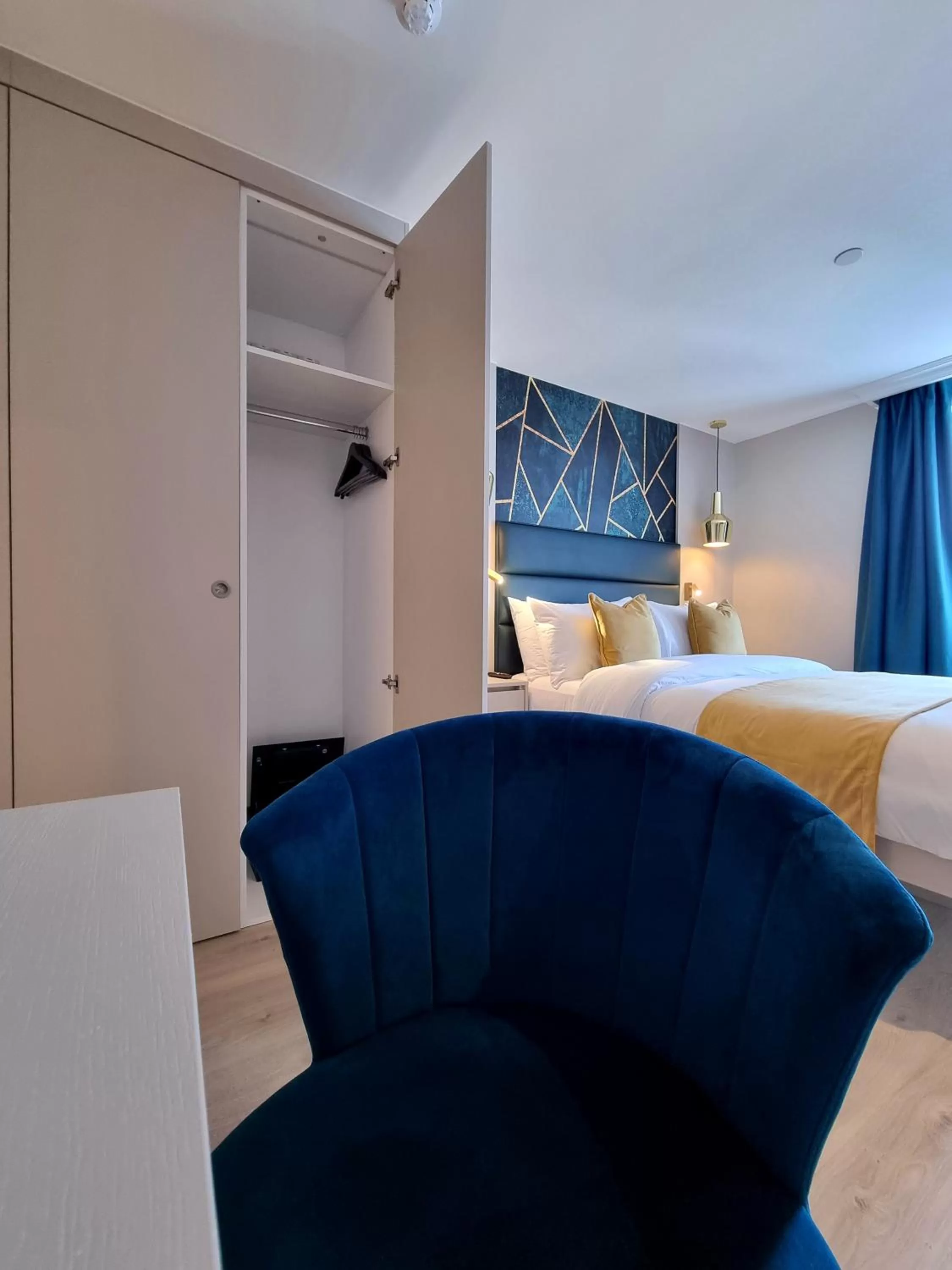 Photo of the whole room, Bed in NOX Kensington Gardens