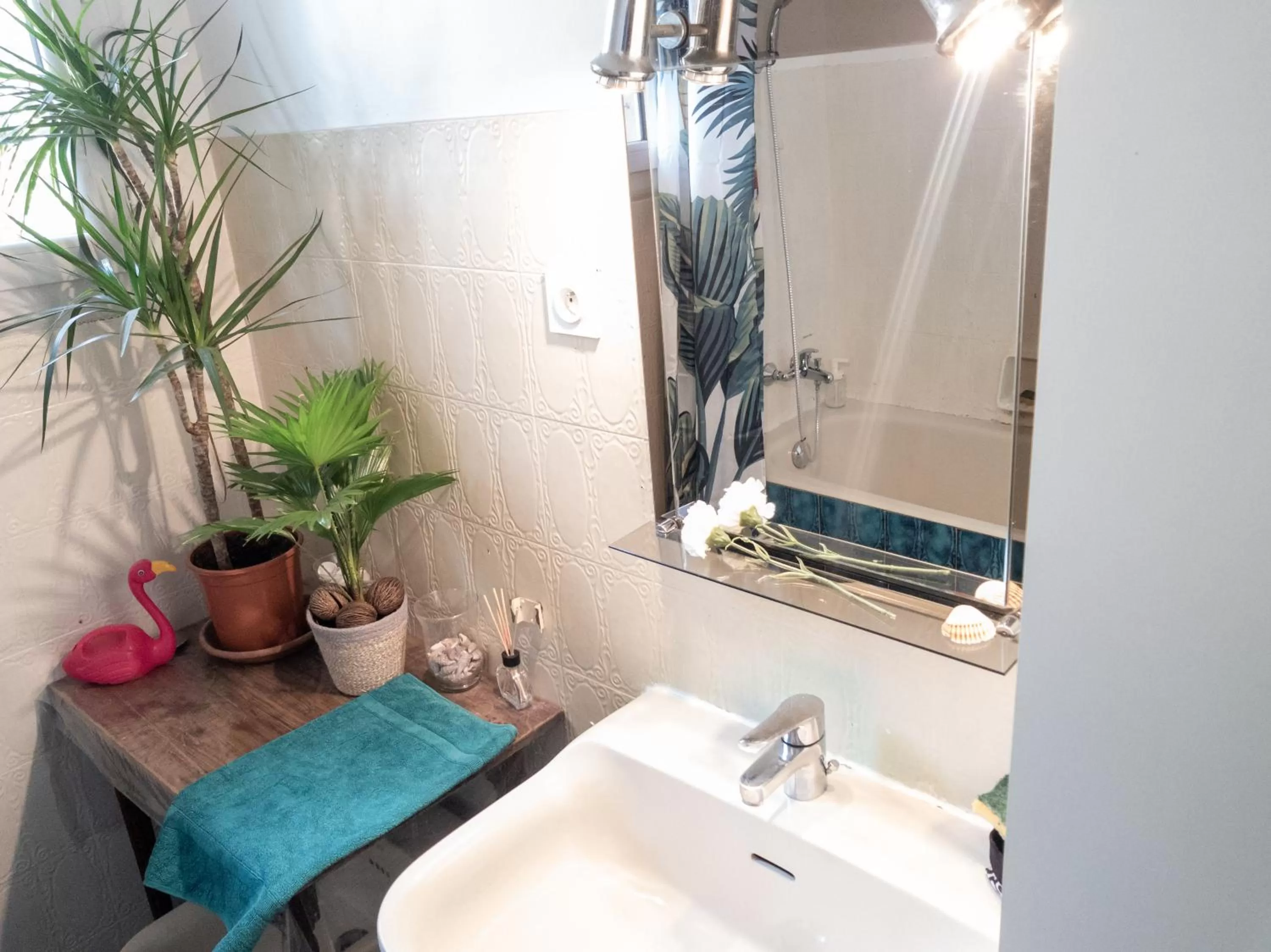 Shower, Bathroom in Chambres d'hôtes Avignon