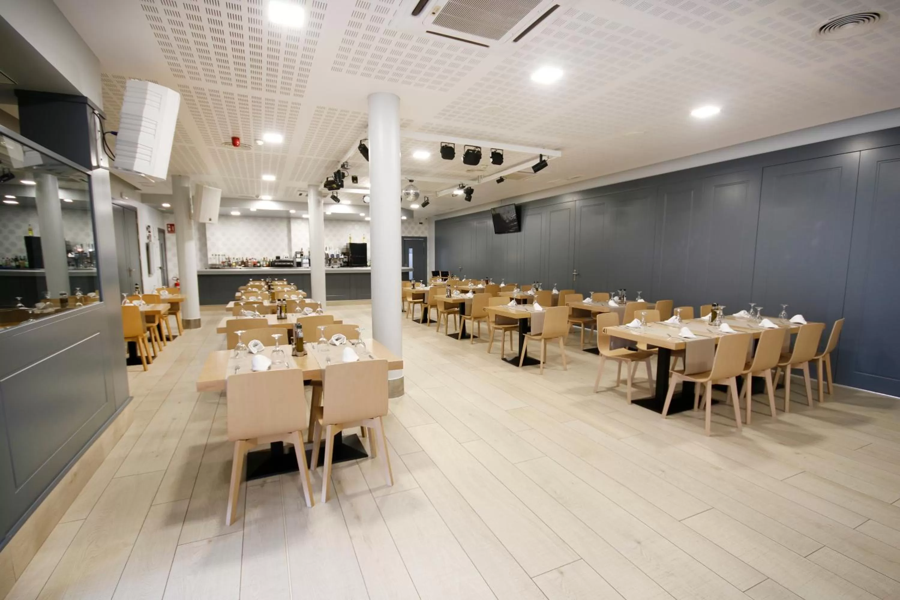 Restaurant/Places to Eat in Hotel Leo