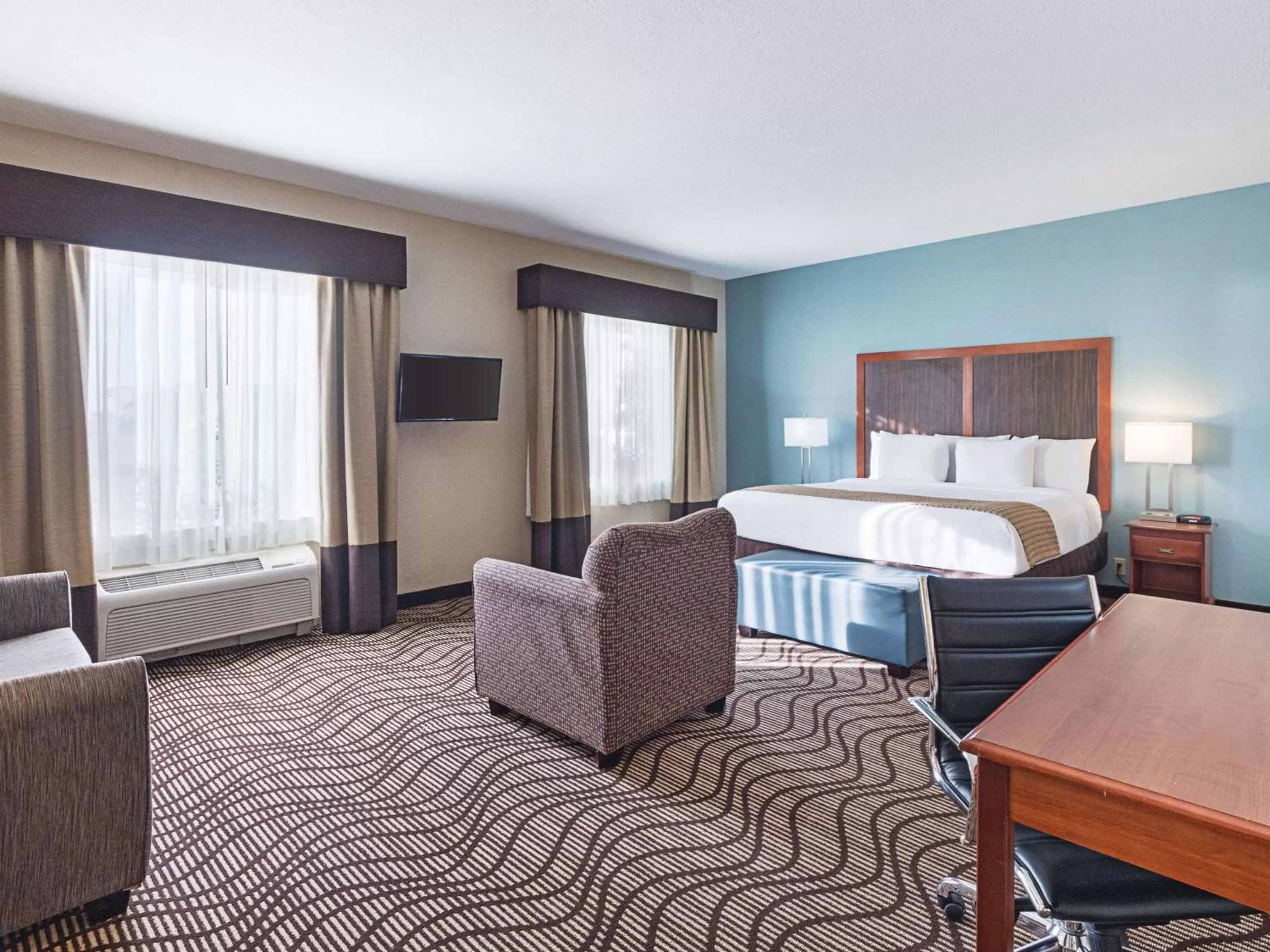 Photo of the whole room in La Quinta by Wyndham Mathis