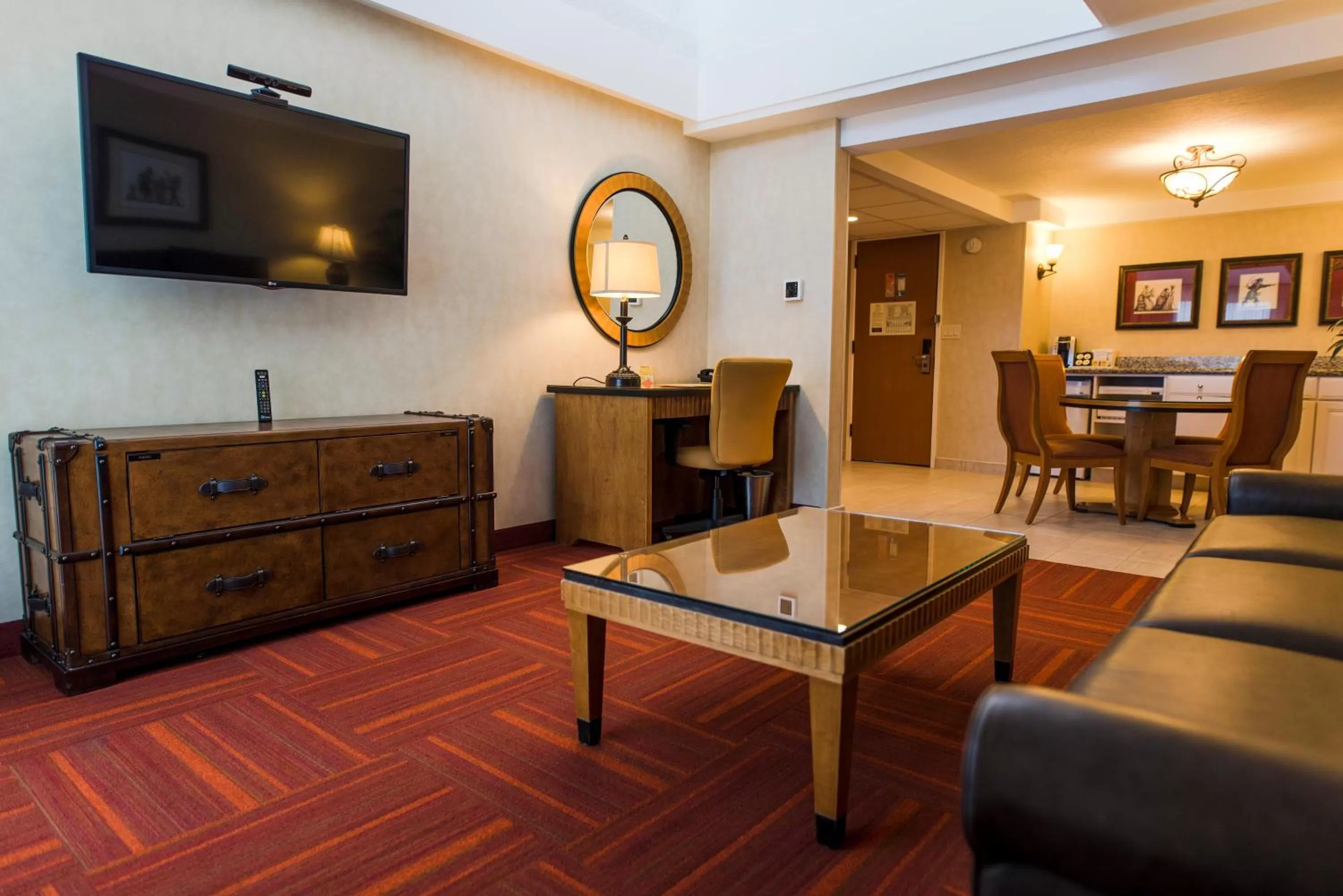 Living room in Howard Johnson by Wyndham Anaheim Hotel & Water Playground