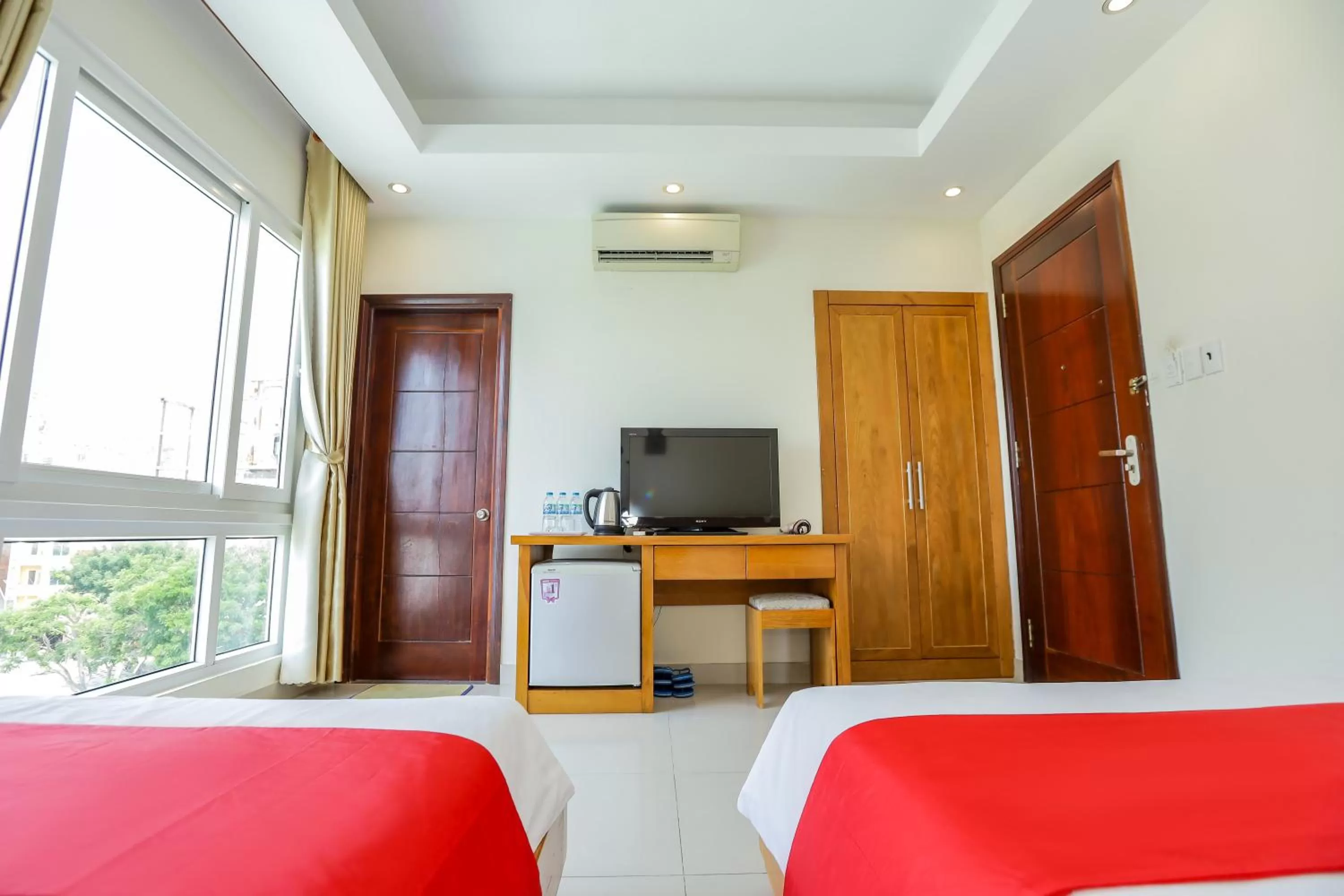 TV and multimedia, TV/Entertainment Center in CAROLINE SEA HOTEL