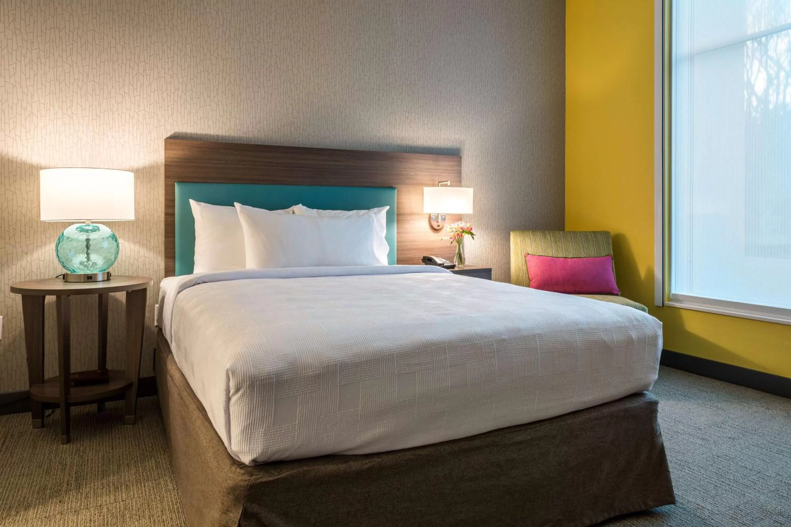 Living room, Bed in Home2 Suites By Hilton Memphis East / Germantown, Tn