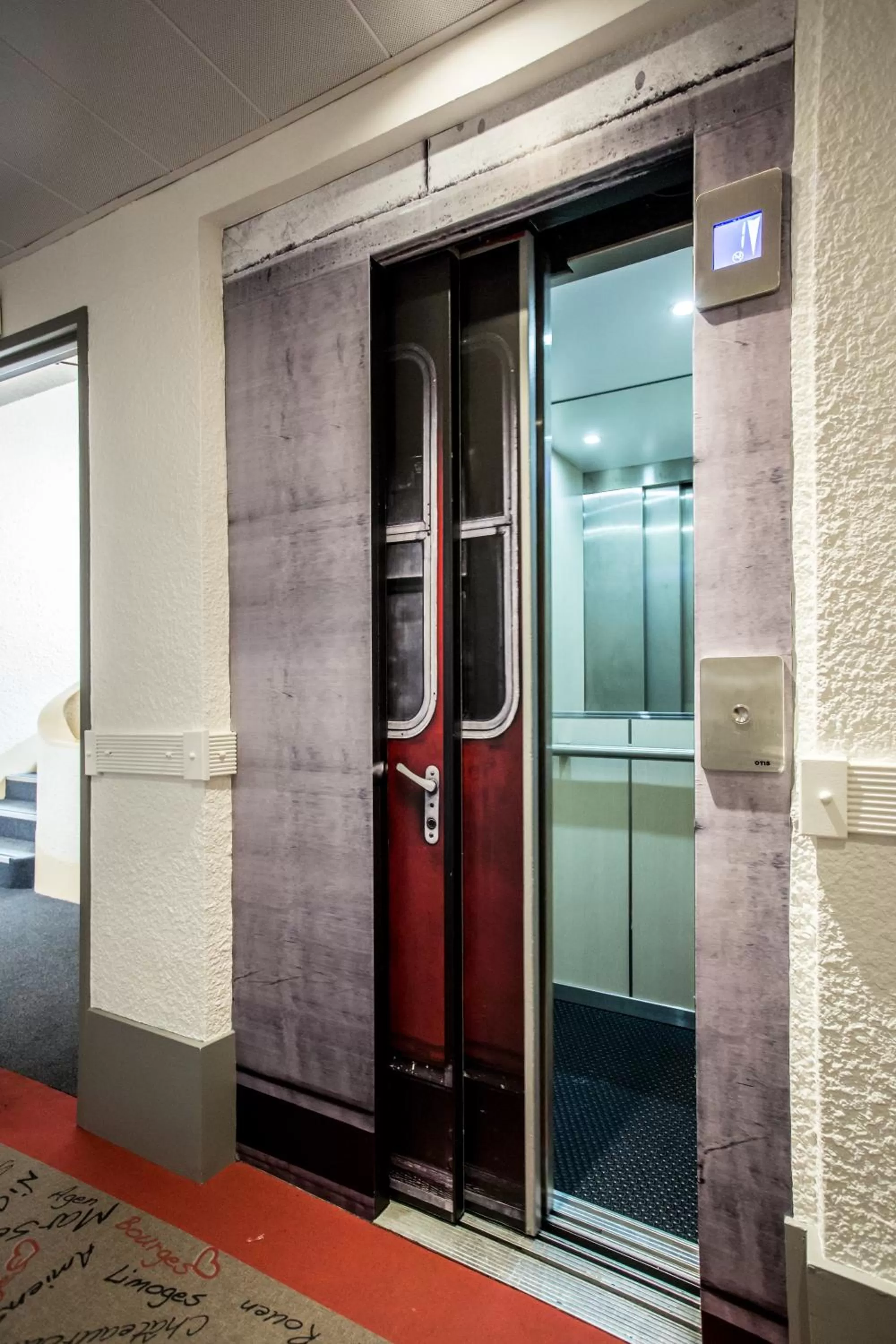 Decorative detail in Hôtel The Originals City Le Berry - proche centre-ville - Gare - parking - recharge véhicule