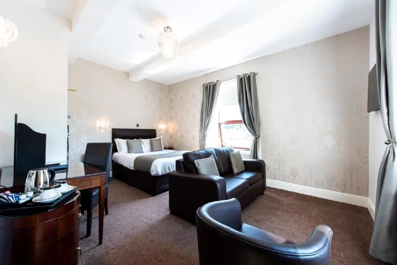 Photo of the whole room, Bed in The Imperial Crown Hotel