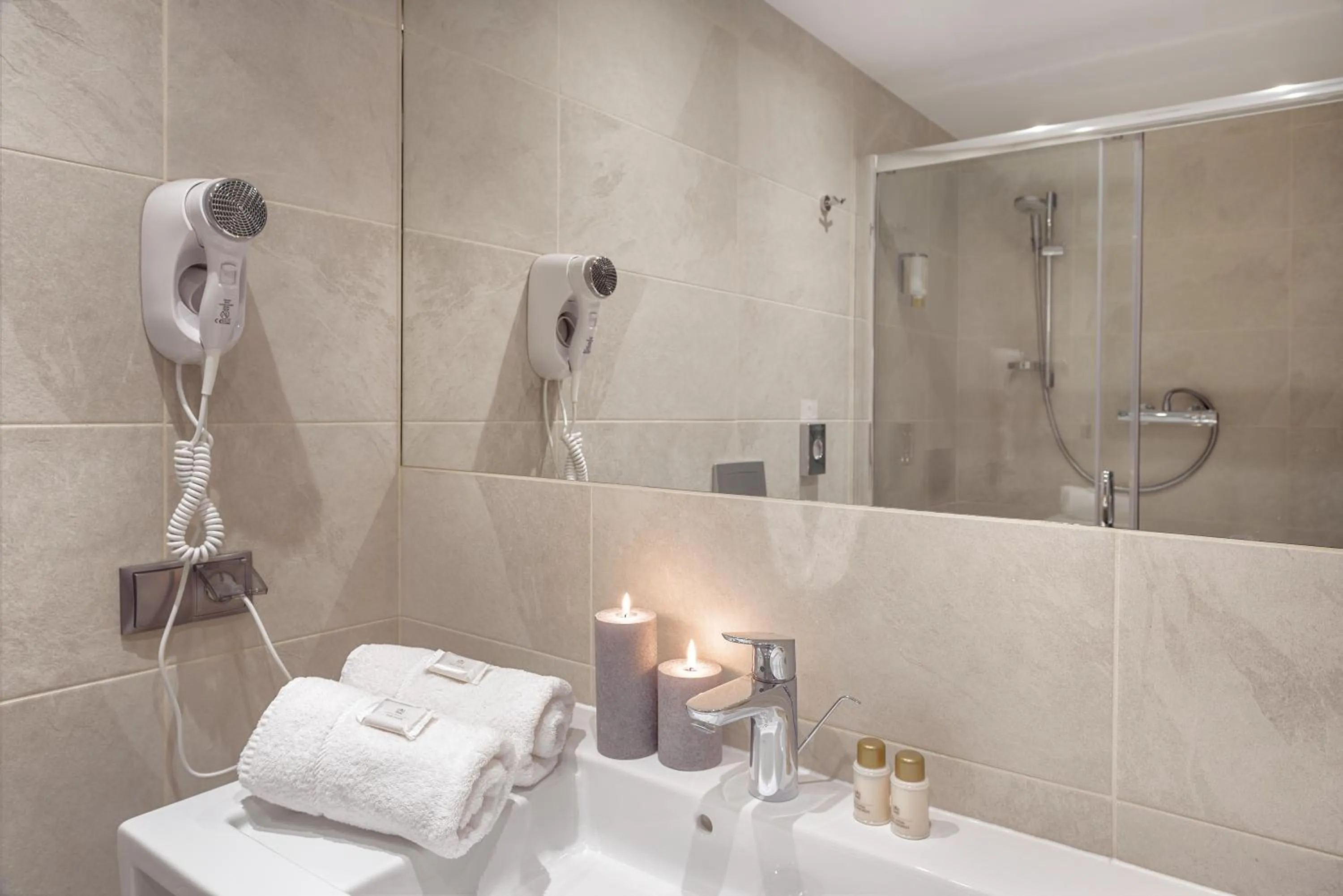 Bed, Bathroom in Hotel Molo