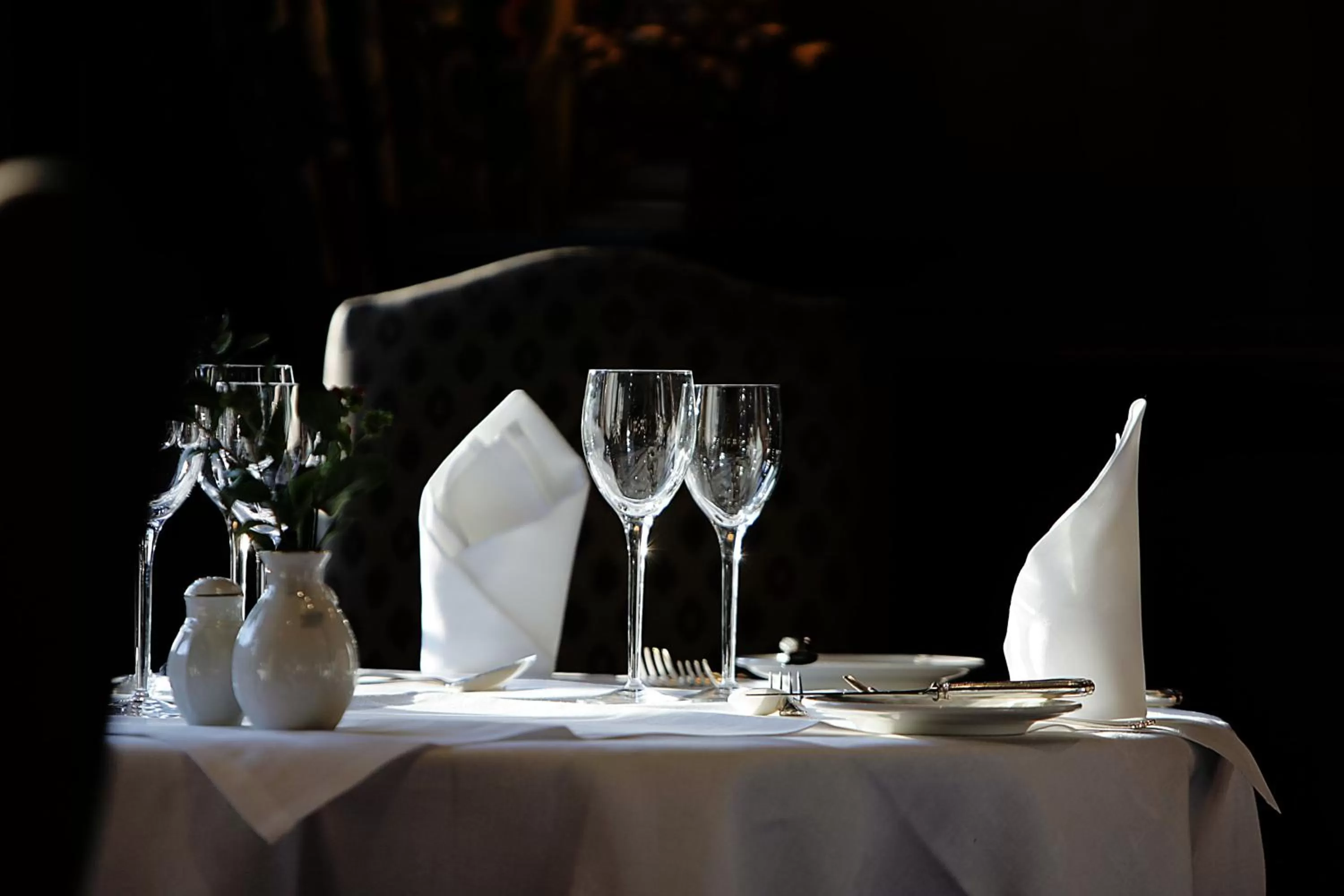 Restaurant/places to eat in Burt's Hotel