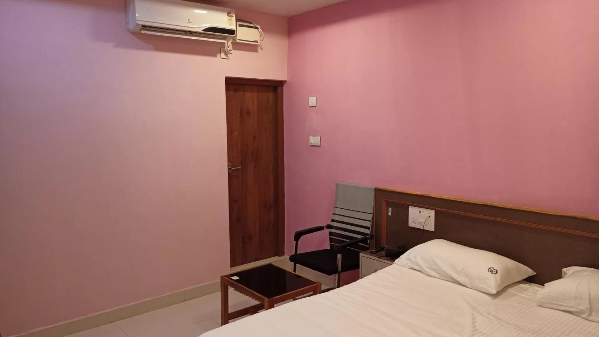 Bed in Aarthi Residency