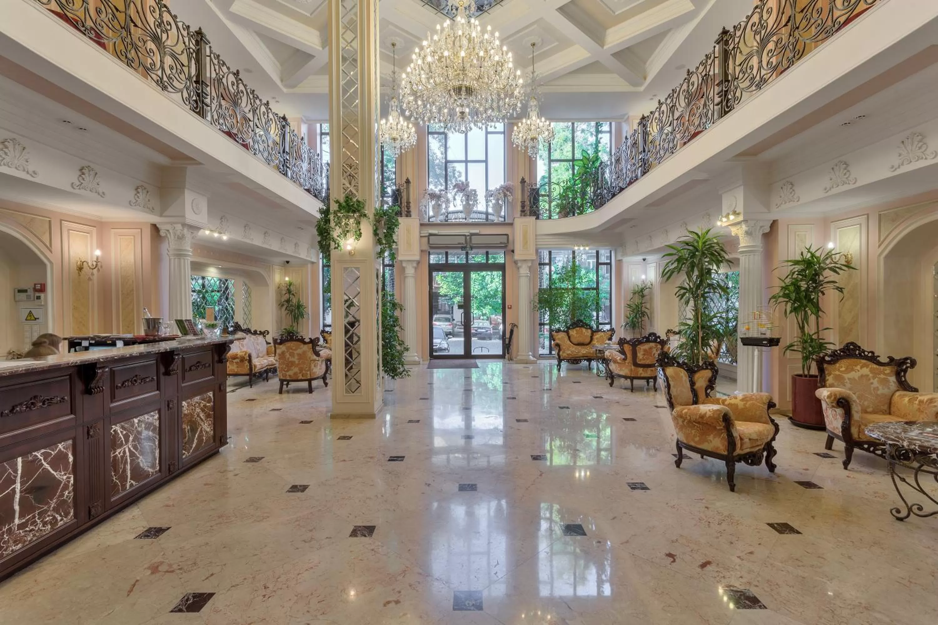 Communal lounge/ TV room in Boutique Hotel California