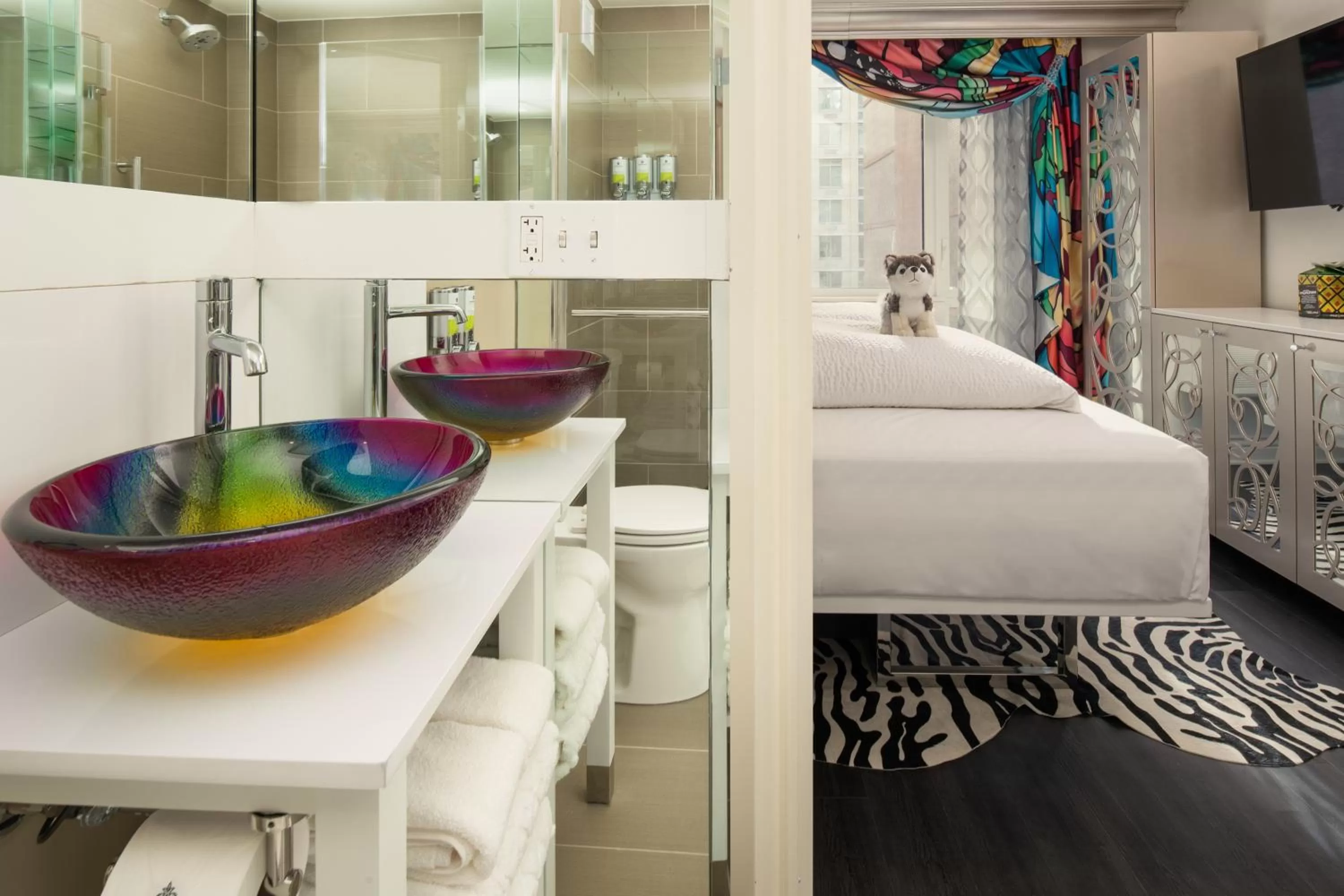 Bathroom, Bed in Staypineapple, An Artful Hotel, Midtown New York